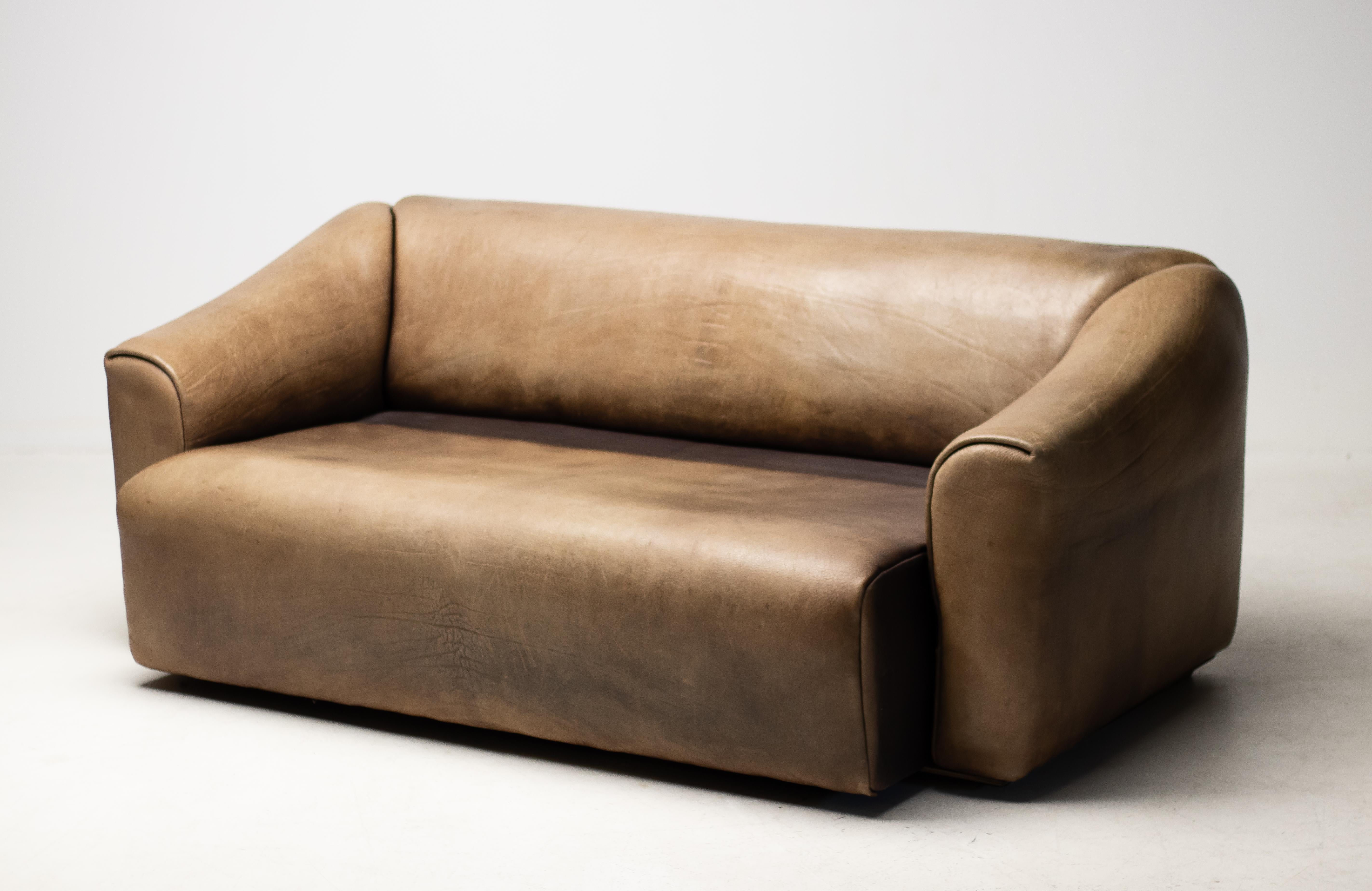 Very comfortable De Sede, DS-47 sofa in buffalo leather, Switzerland, 1970s. 
The design is basic, yet very modern. The seat is extendable for more comfort. The thick leather is laid in one piece, from the outside working inwards. The high quality