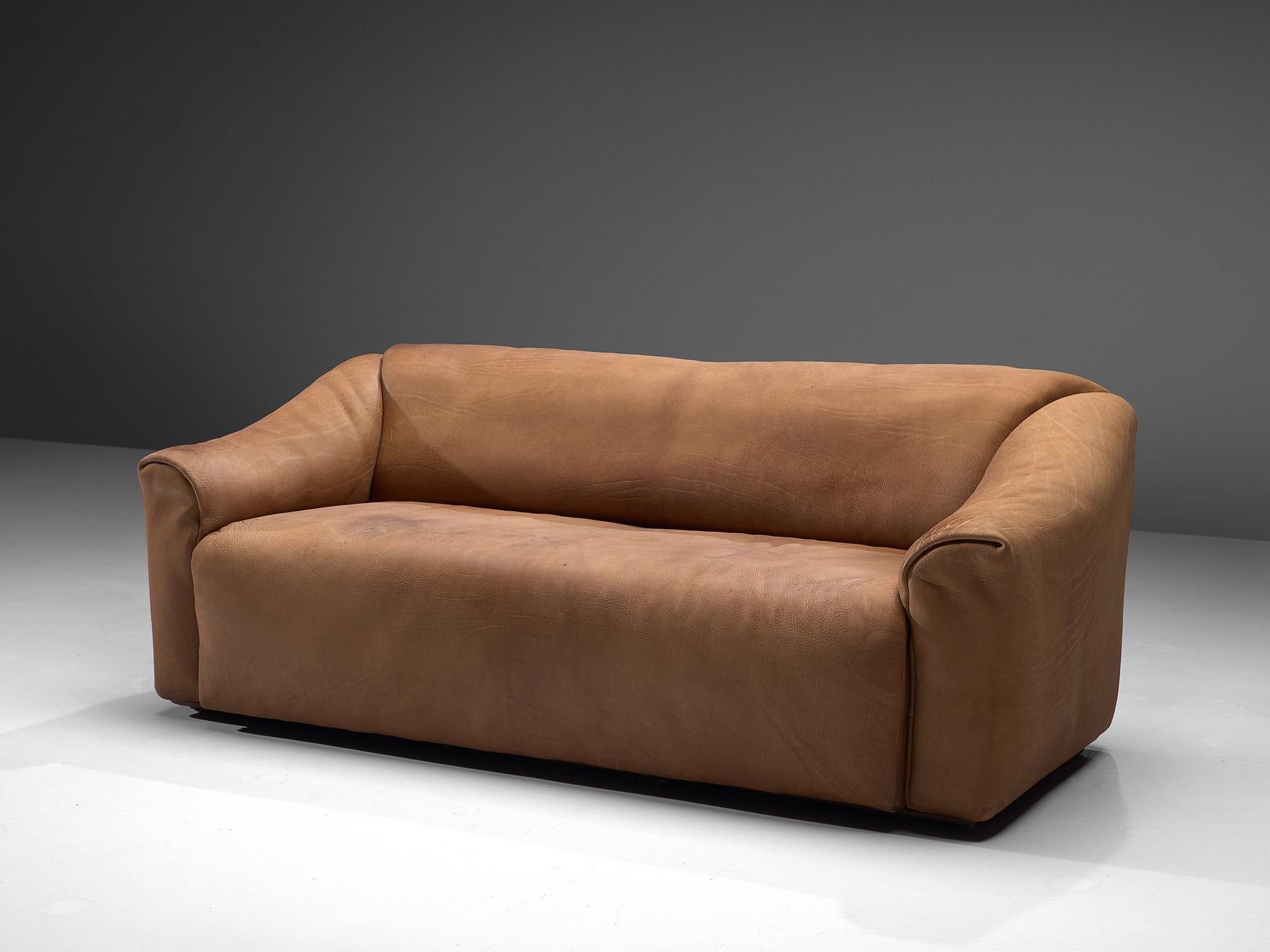 De Sede, DS-47 two-seat sofa, leather, Switzerland, 1960s.

Highly comfortable DS47 sofa in light cognac leather by De Sede. The design is simplistic, yet very modern. A tight and cubic outside with a soft and curved inside, which emphasize the