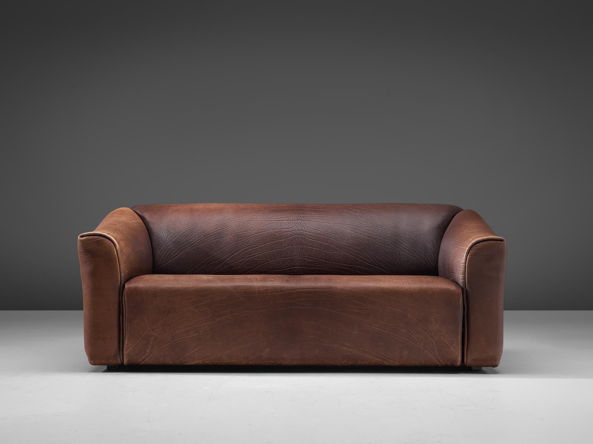 De Sede, DS-47 two-seat sofa, buffalo leather, Switzerland, 1970s.

Highly comfortable DS47 sofa in chocolate brown leather by De Sede. The design is simplistic, yet very modern. A tight and cubic outside with a soft and curved inside, which
