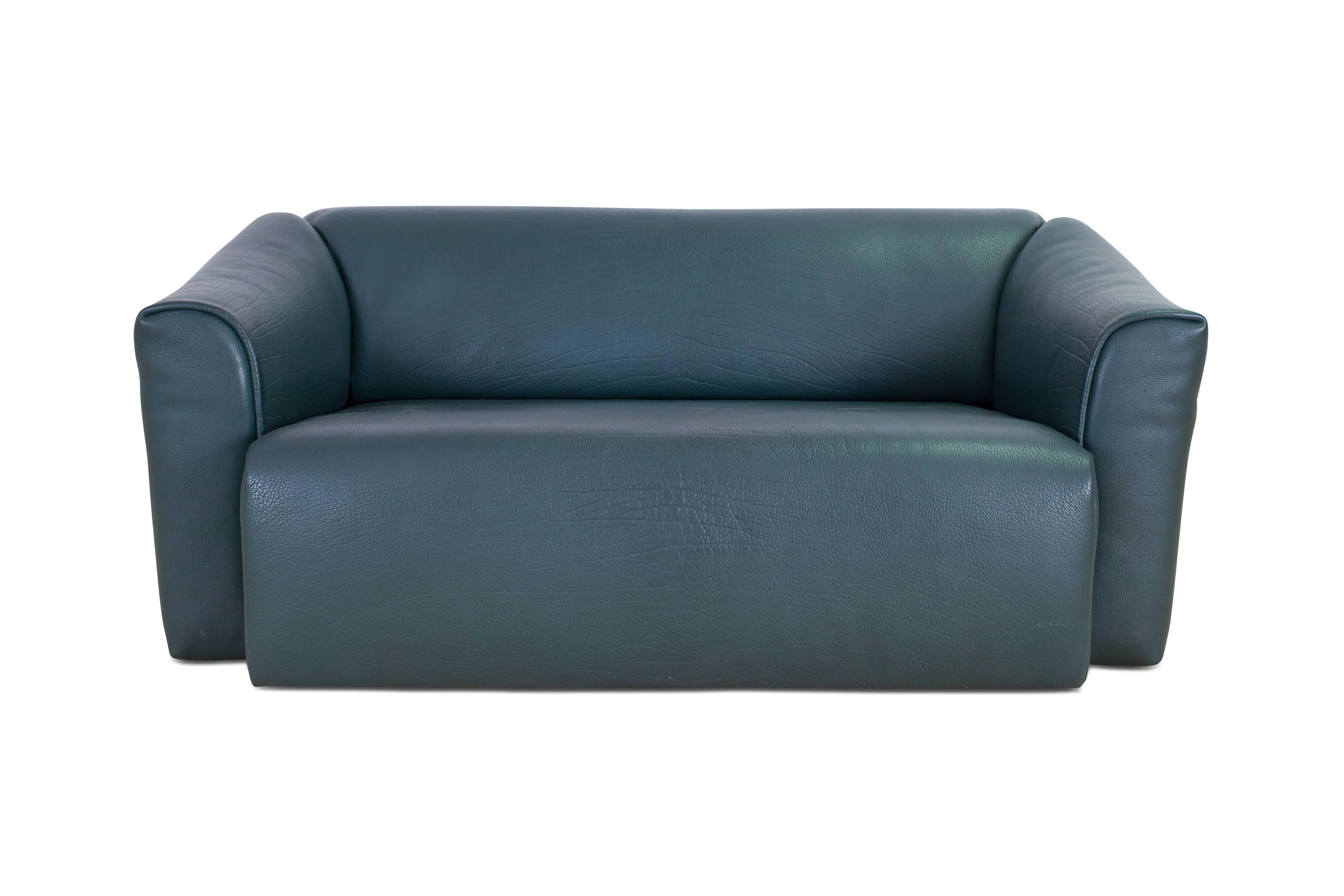 Petrol blue green bull neck-leather sofa with retractable seating part by Swiss manufacturer De Sede.

A true design Classic and the largest DS 47 model in mint condition.

we have a pair available

Measures: D 89 - 106 cm x H 72 cm x W 181 cm.