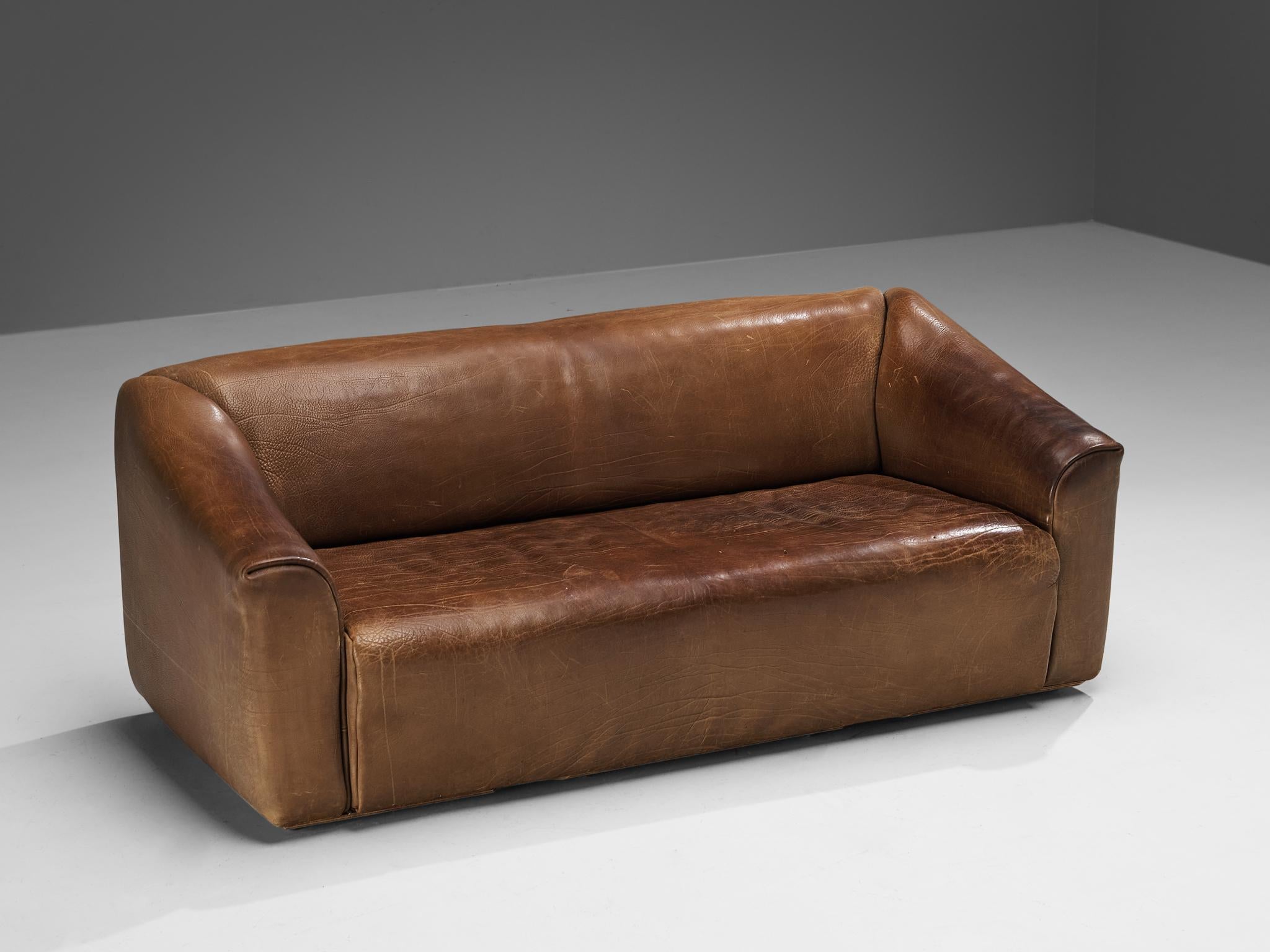 De Sede, DS-47 three-seat sofa, leather, Switzerland, 1960s.

Highly comfortable DS47 sofa in a patinated cognac leather by De Sede. The design is simplistic, yet very modern. This design is slightly curved in its form, which emphasizes the