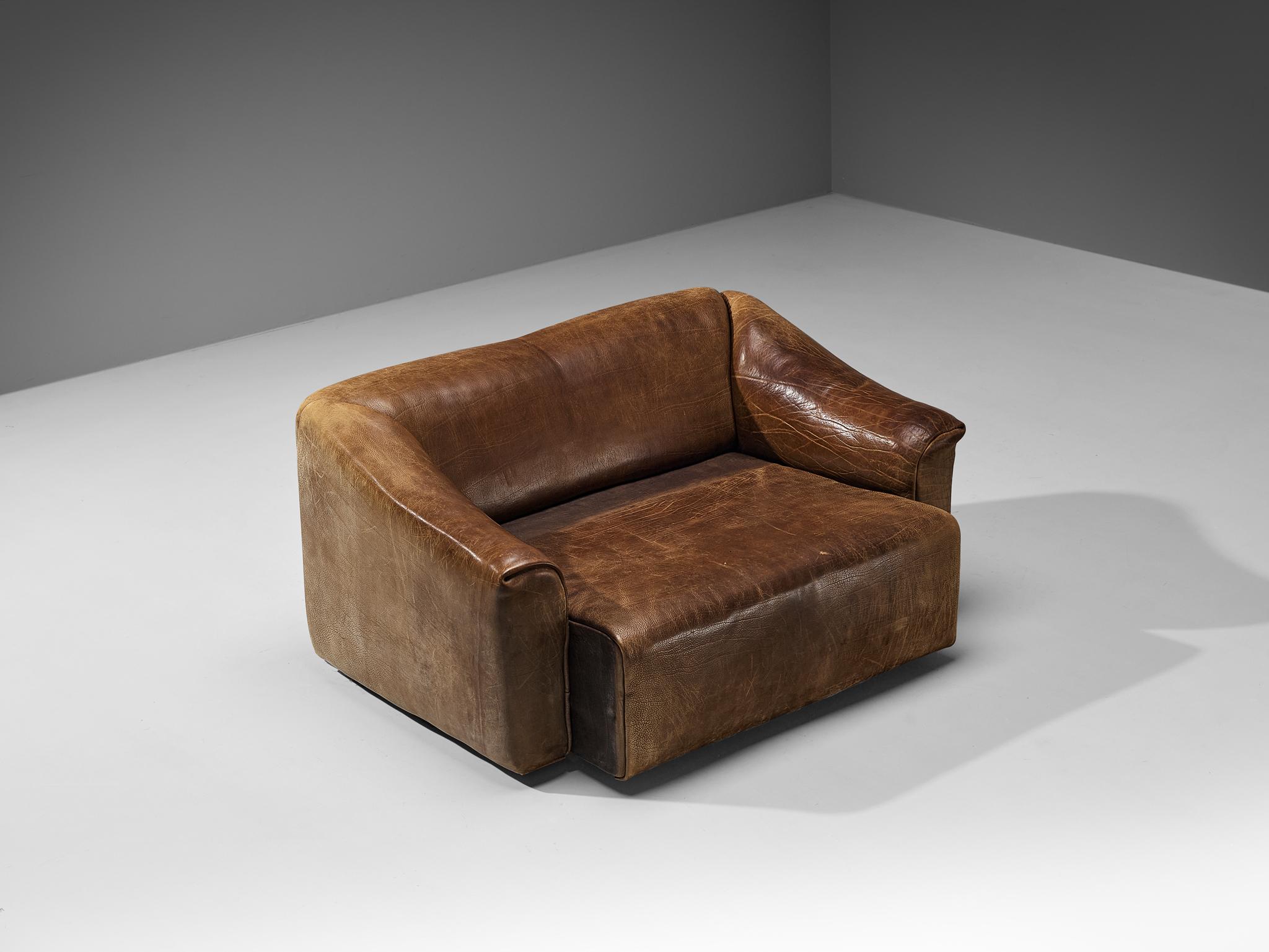 De Sede, DS-47 two-seat sofa, leather, Switzerland, 1960s.

Highly comfortable DS47 sofa in a patinated cognac leather by De Sede. The design is simplistic, yet very modern. This design is slightly curved in its form, which emphasizes the