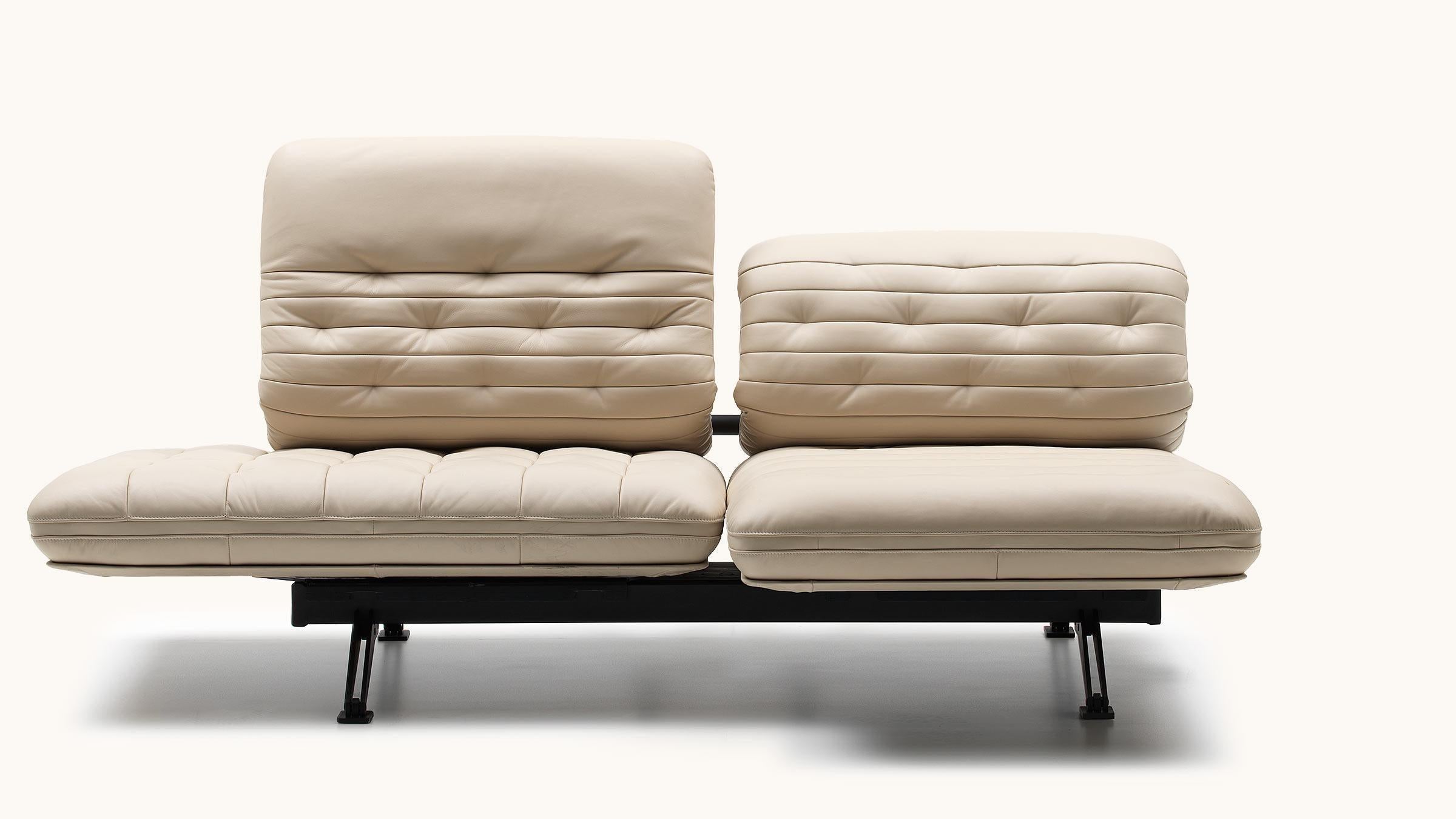 En deux coups de poignet, le DS-490 peut être transformé en double fauteuil de relaxation. Les unités d'assise avec un rembourrage aux coutures élaborées offrent un confort souple et créent un contraste avec la forme du siège aux contours précis et