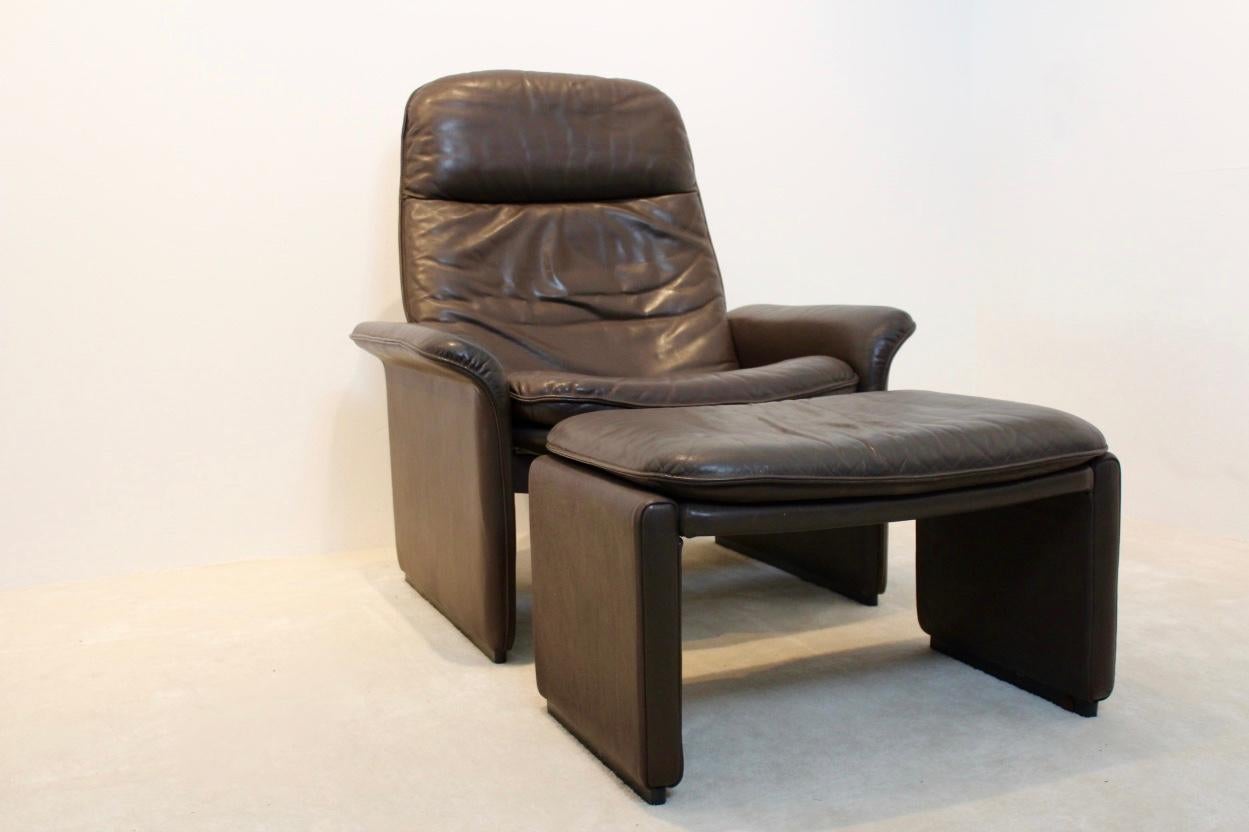 Exceptional De Sede DS-50 adjustable lounge chair with matching ottoman in thick chocolate brown buffalo leather. The fine chocolate brown leather is in superb condition with amazingly beautiful patina. Manufactured in the 1970s on a heavy frame of