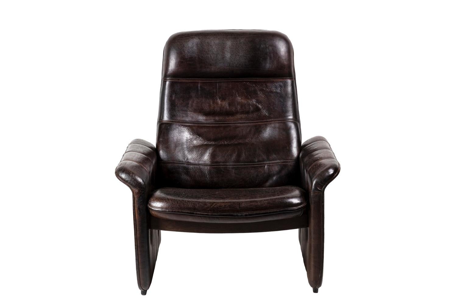 De Sede, attributed to.
DS-50 armchair with padded metallic structure covered by buff leather standing on two straight legs. Flaring arms towards the outside. Reclining back. Decor of topstitch.

Work realized in the 1970s.

The manufacturer De