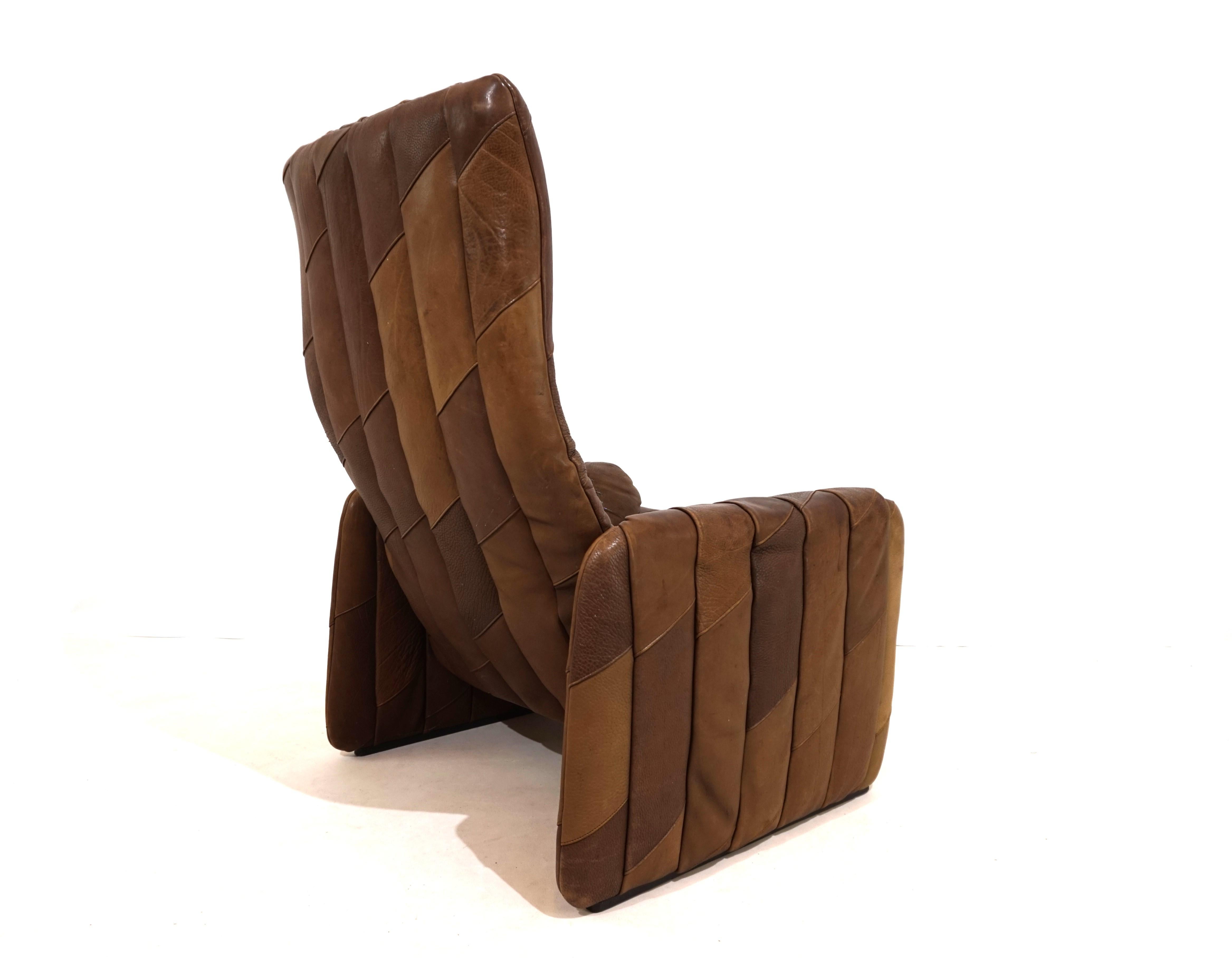 Ce fauteuil en cuir De Sede DS 50 Patchwork est en très bon état. Le cuir de buffle brun, épais et fin à la fois, présente une belle patine et des signes d'usure minimes. Le jeu de lumière dans les différentes nuances de brun du fauteuil lui confère