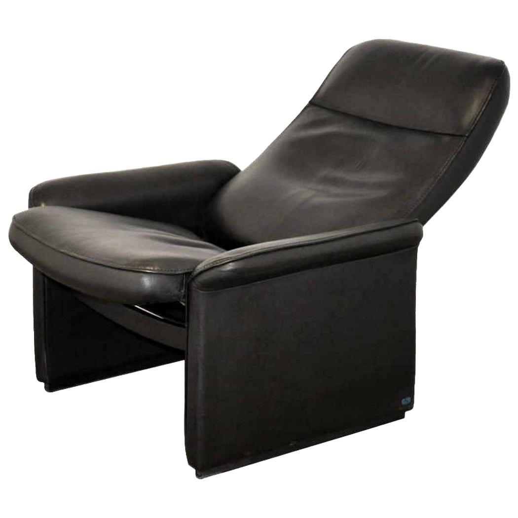 We are delighted to bring to you a DS 50 model reclining leather lounge armchair built to incredibly high standards by De Sede craftsman in Switzerland. This reclining lounge armchair is upholstered in stunning black leather. The armchair has a