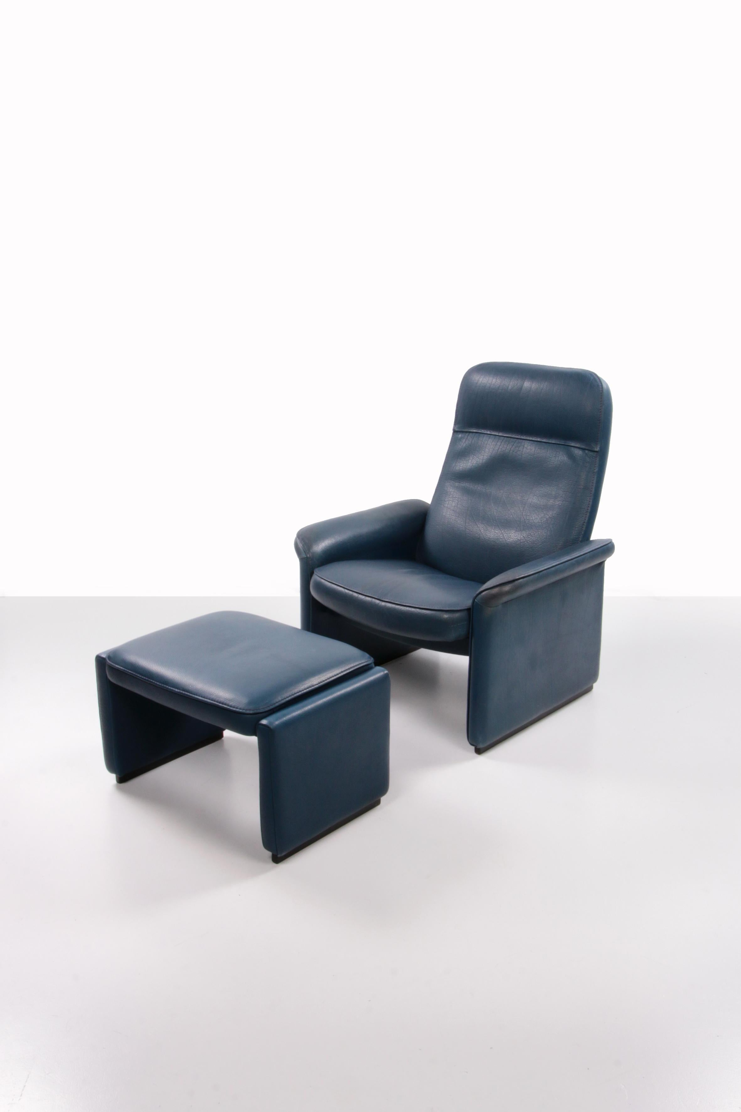 De Sede DS 50 Relax armchair with Hocker leather Petrol colour, 1980 Switzerland

The De Sede DS-50 armchair has a nice seating comfort. DS-50 armchair has a manually adjustable backrest which provides ultimate seating comfort. The Neck leather