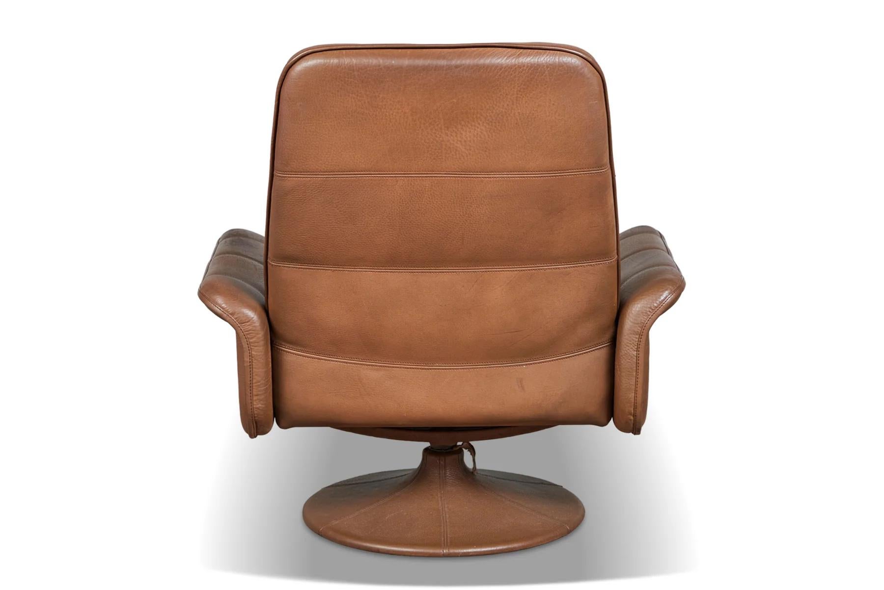 Mid-Century Modern De sede ds 50 swivel lounge chair and ottoman in buffalo leather For Sale