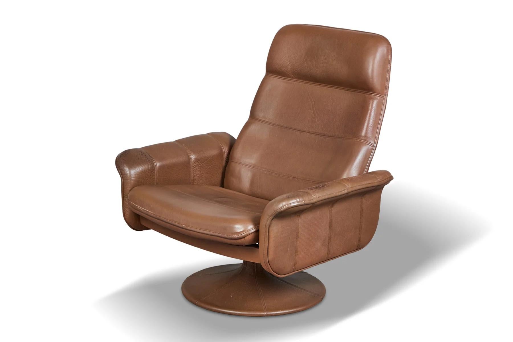 20th Century De sede ds 50 swivel lounge chair and ottoman in buffalo leather For Sale