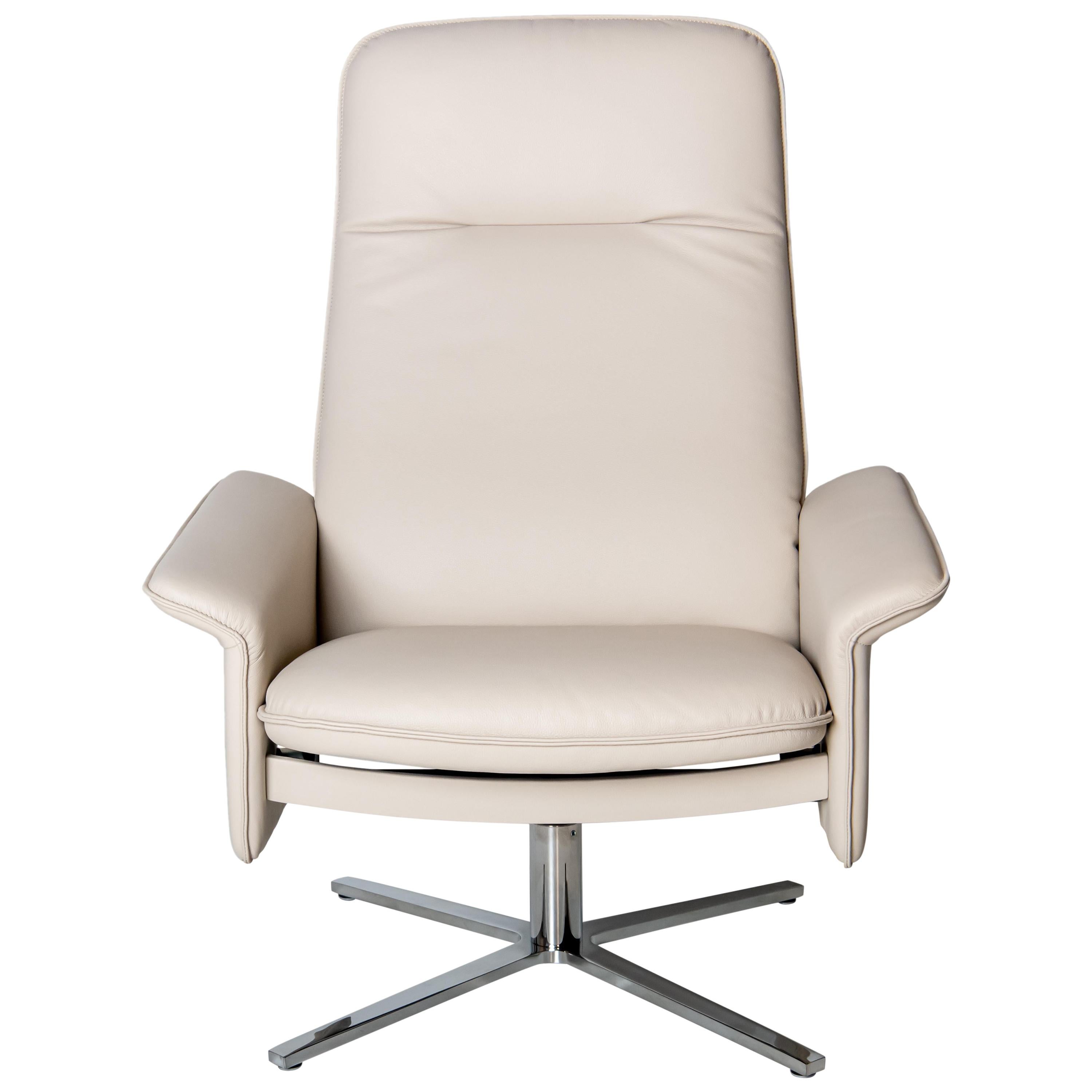 De Sede DS 55 High Back Chair in White Leather Upholstery by De Sede Design Team For Sale