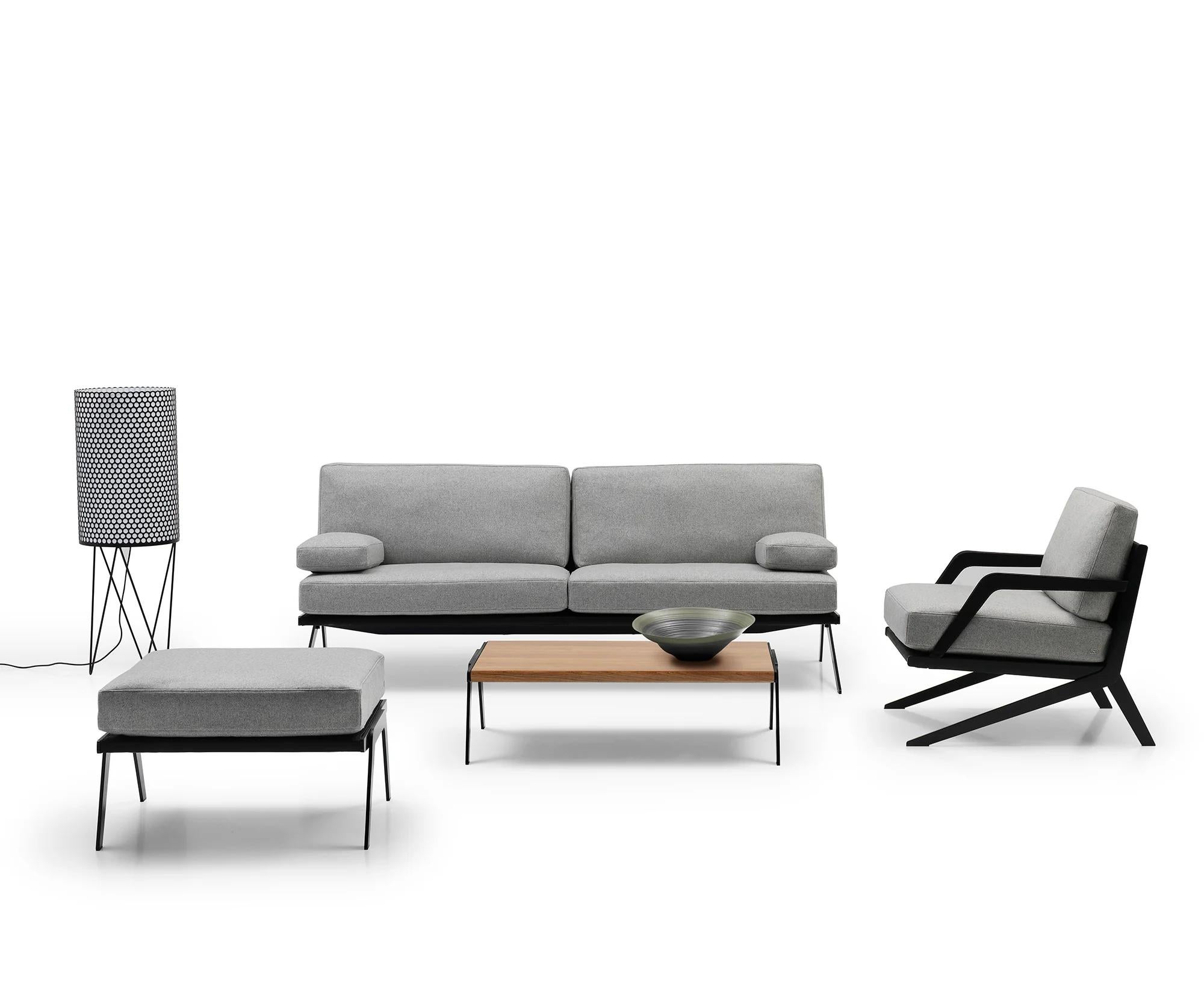 La forme puriste de l'Eleg, avec ses lignes audacieuses mais élégantes, a inspiré Gordon Guillaumier tout en donnant vie à la famille DS-60. La forme élancée et flottante s'intègre harmonieusement dans les environnements modernes ou classiquement