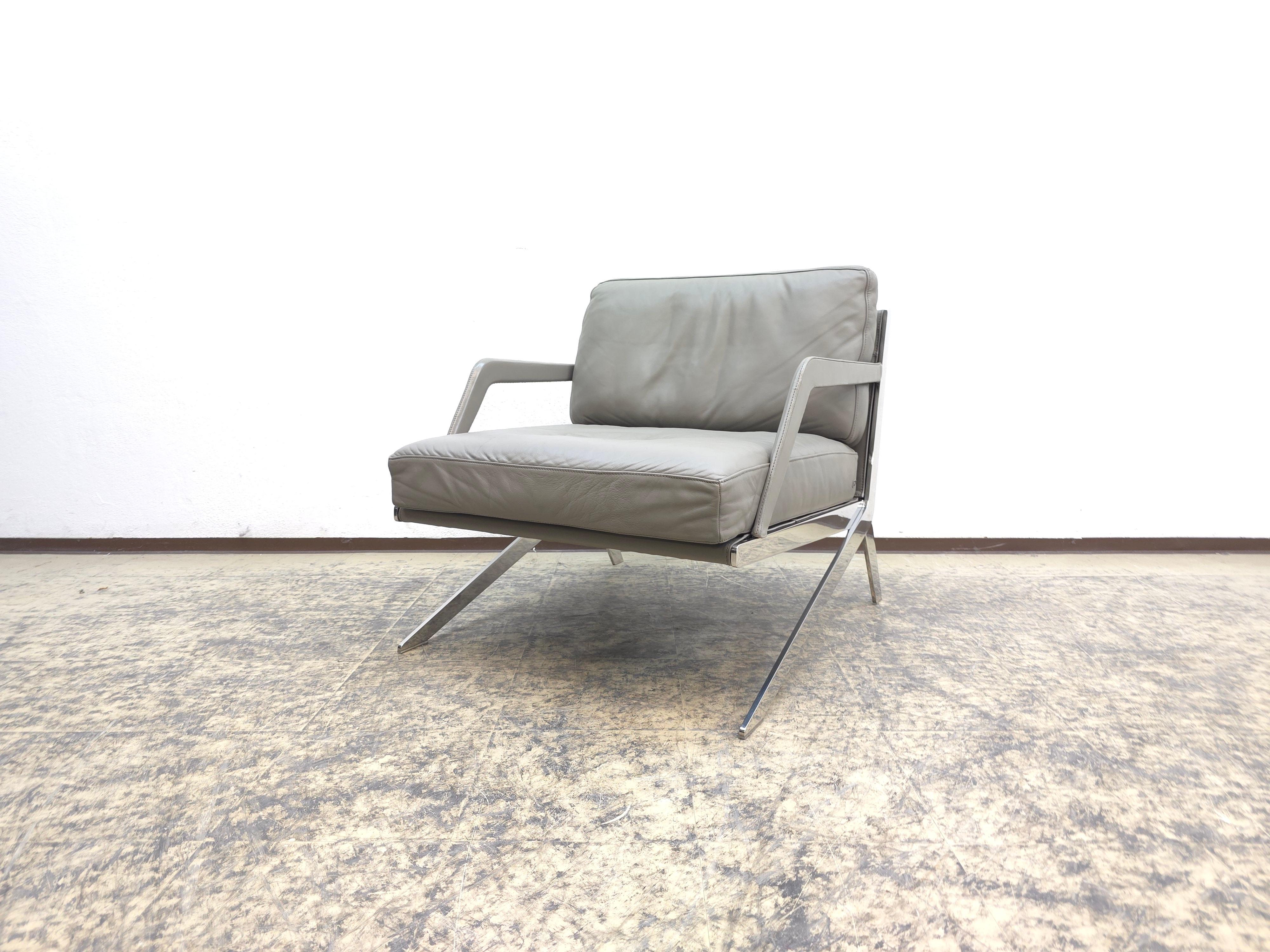 Erleben Sie den einzigartigen Lounge-Charakter der DS-60 Serie: Die großzügigen Sitzflächen und üppig gepolsterten Kissen laden zu entspanntem Verweilen ein, während das puristische Edelstahlgestell für eine kraftvolle, gleichzeitig elegante Präsenz