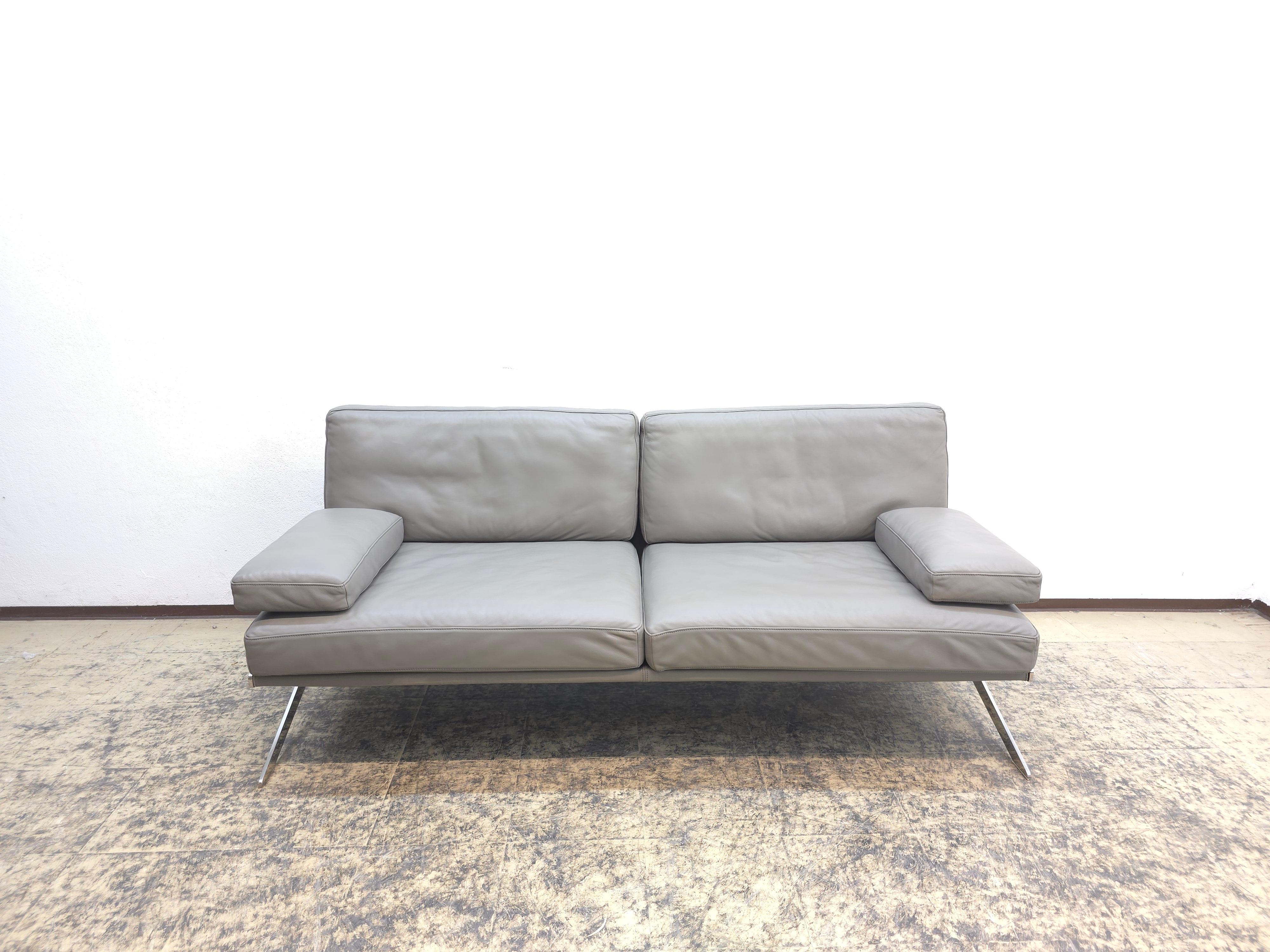 Zum Verkauf steht ein DS-60 Sofa von De Sede, entworfen von Gordon Guillaumier im 21. Jahrhundert. Mit seiner puristischen 