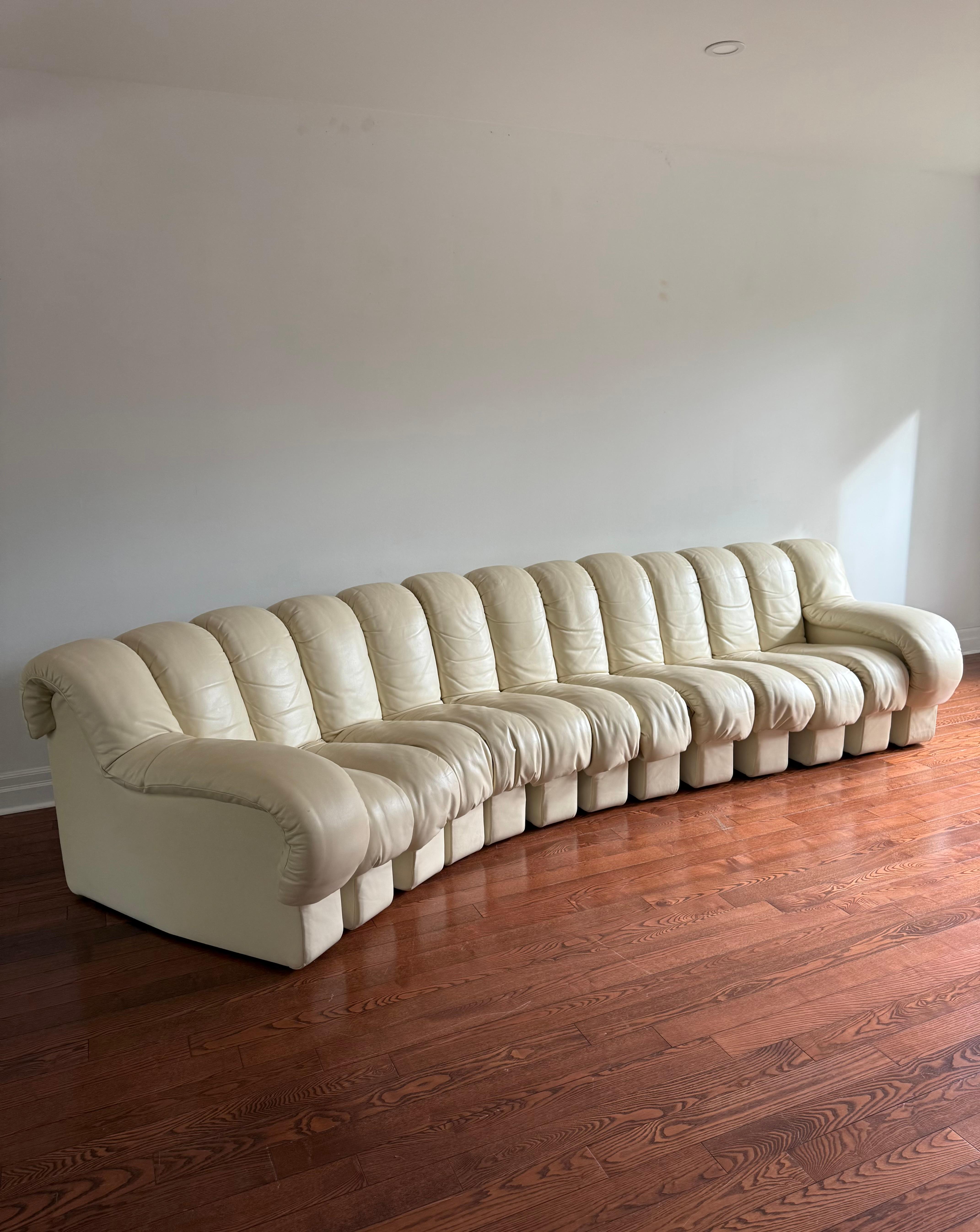 Design care of Ueli Berger, Eleanora Peduzzi-Riva & Hans Ulrich. One of Switzerland, de Sede's most iconic and sought after designs. This set is an early example of the DS-600 having been manufactured in Switzerland rather than the USA like some of