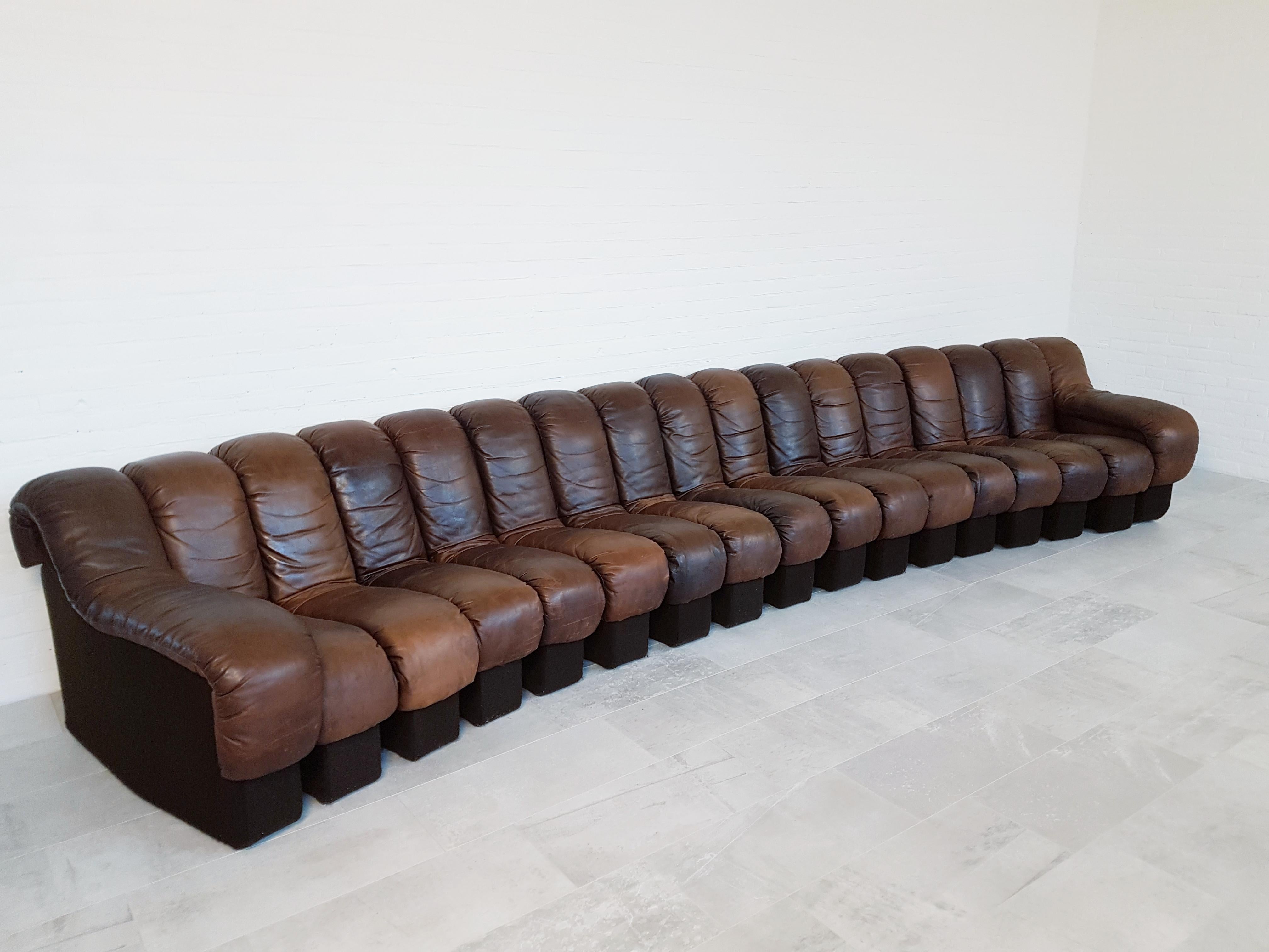 Sectional nonstop leather couch by De Sede Switzerland by Heinz Ulrich, Ueli bergère and Elenora Peduzzi-Riva from the 1970s. Original brown leather seating with matching brown felt bases. 17 pieces, all of which hook and zip together. Felt in