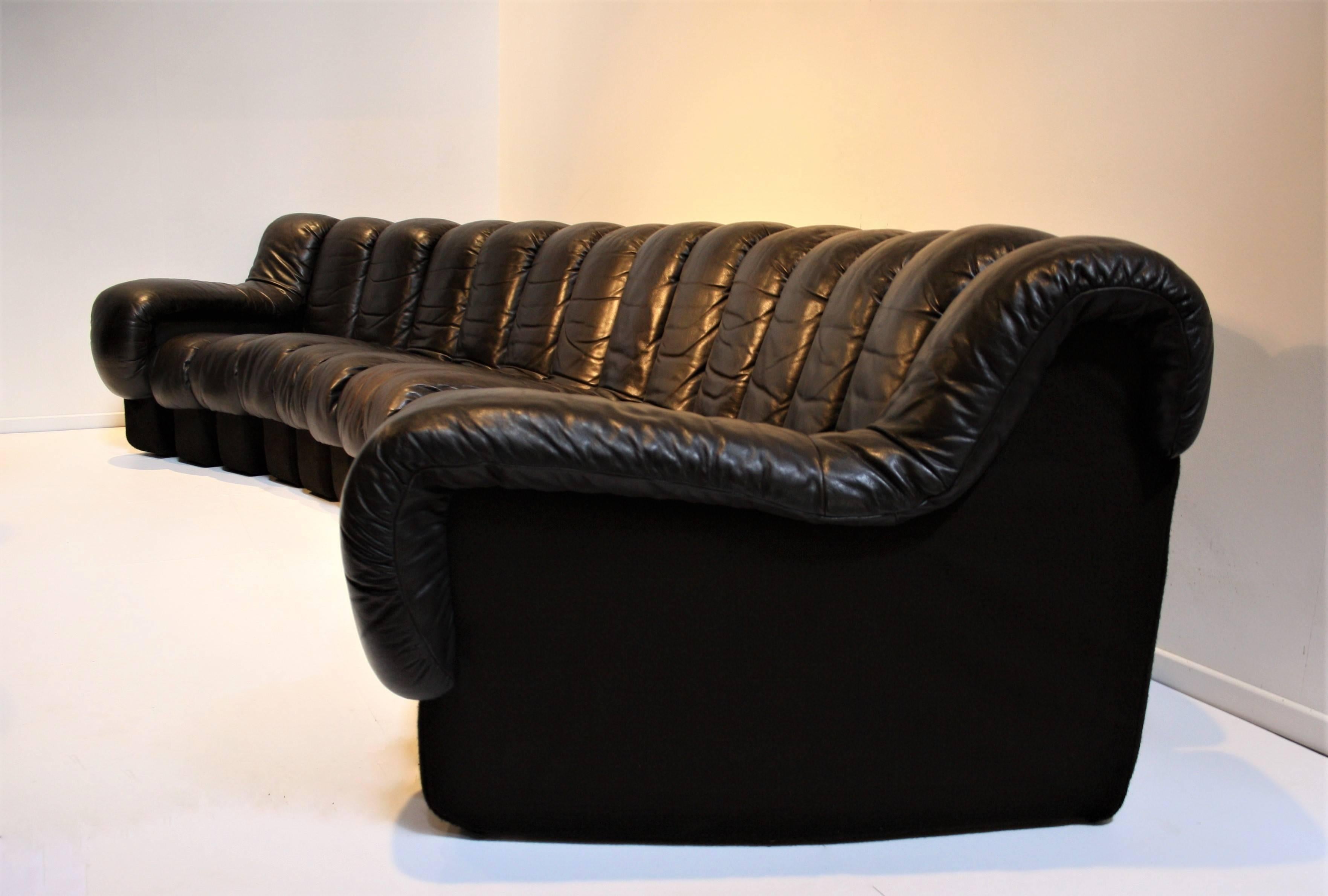 De Sede DS 600 “Non-Stop” 14 Section leather sofa by Heinz Ulrich, Ueli bergère and Elenora Peduzzi-Riva. Original dark brown leather.
This 1970s icon is upholstered in dark brown leather with a beautiful patina, the back is executed in felt. This