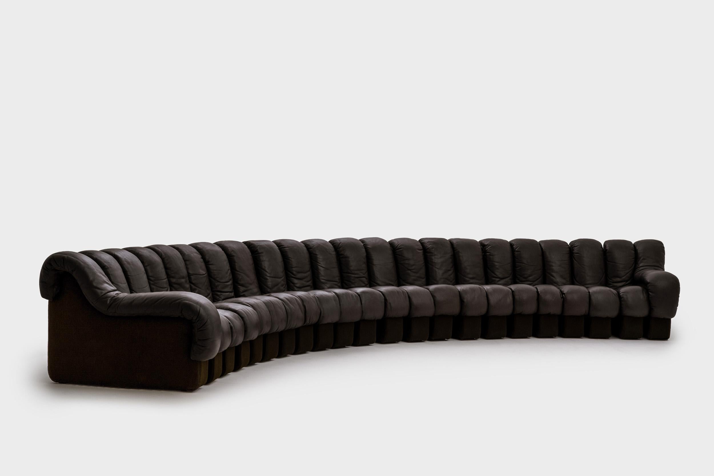 DS600 'Non Stop' sectional sofa by by Ueli bergere, Elenora Peduzzi-Riva, Heinz Ulrich and Klaus Vogt for De Sede, Switzerland 1972. The sofa contains 22 pieces with the original smooth dark 'chocolate' brown leather upholstery with a matching brown