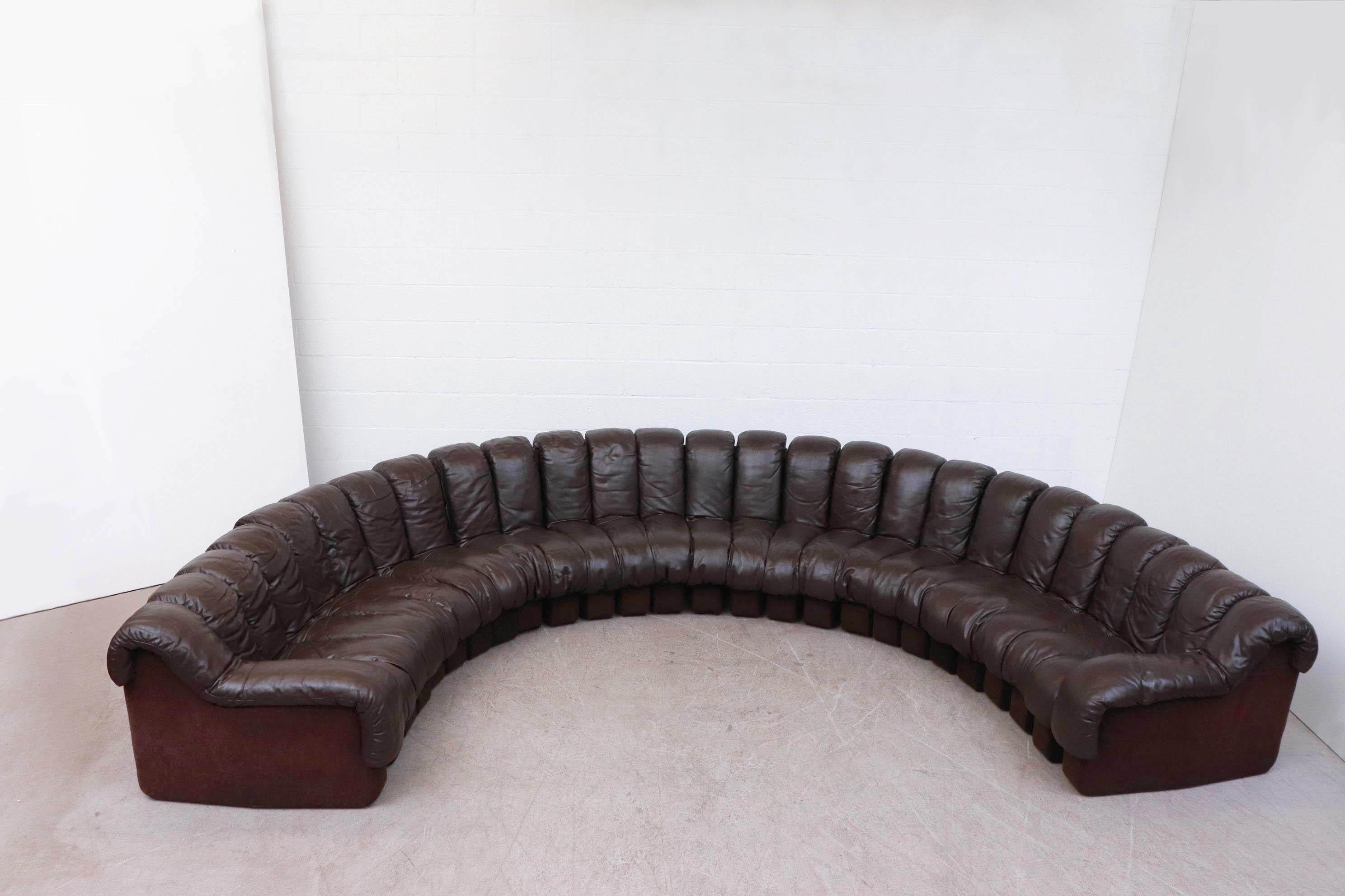 Amazing 26-piece brown leather De Sede 'DS 600' non-stop sectional sofa by Heinz Ulrich, Ueli bergere, and Elenora Peduzzi-Riva. Original leather upholstery with felt bases, composed of multiple pieces which hook and zip together. In original
