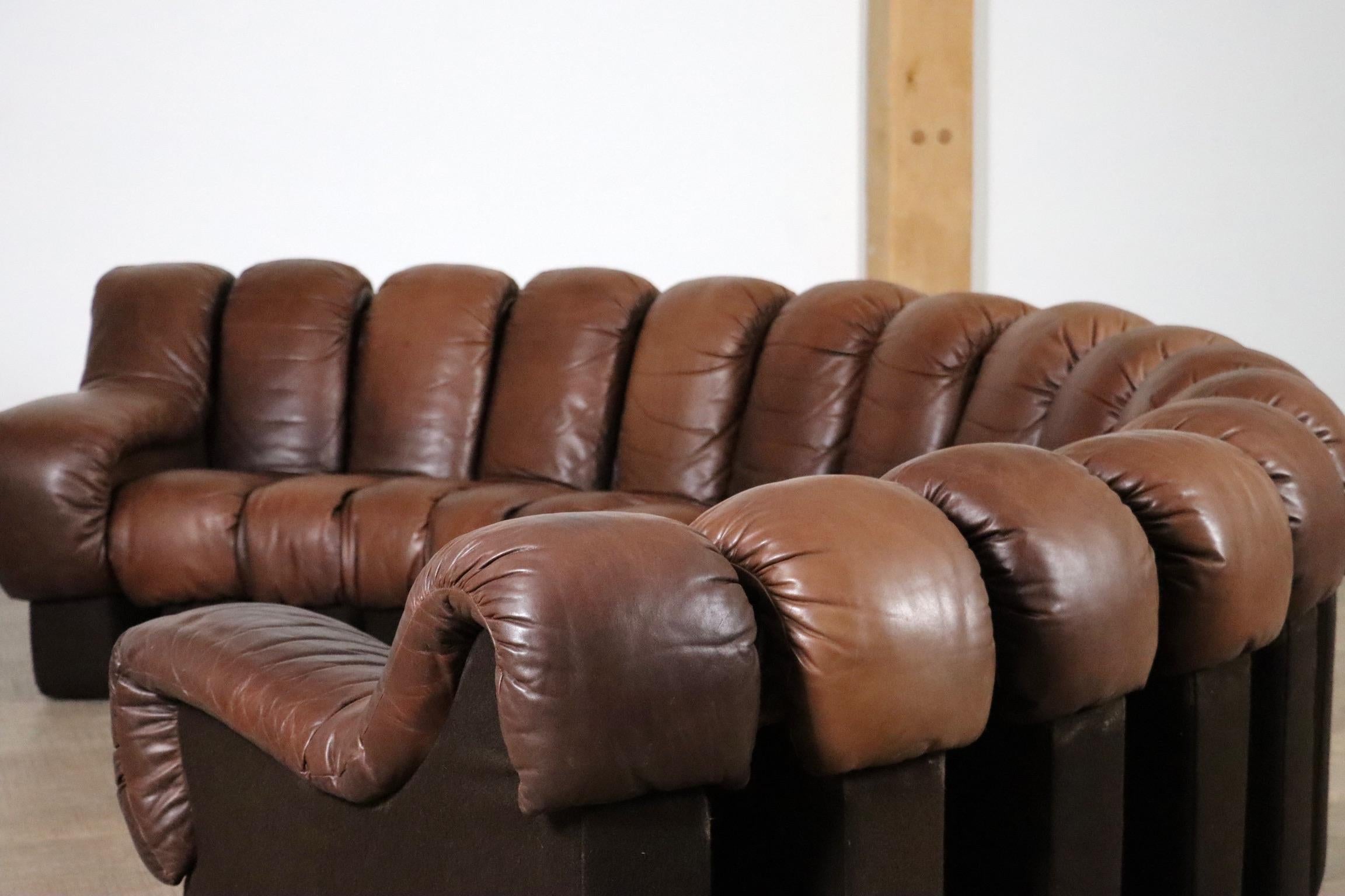 Fantastic vintage De Sede DS-600 “Non-Stop” sectional sofa by Heinz Ulrich, Ueli Berger and Eleonore Peduzzi-Riva in beautiful patinated brown leather and brown felt bases, from the 1980s. With the original leather in very good condition, featuring