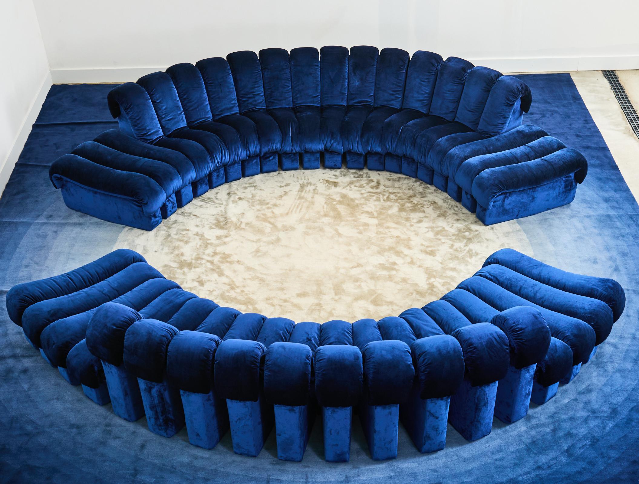 Monumental sofá serpiente De Sede DS 600 Non-Stop a medida, con un espectacular tapizado de terciopelo azul añil. El sofá encargado a medida procede de una instalación de Samantha Todhunter Design en una importante e histórica mansión diseñada por
