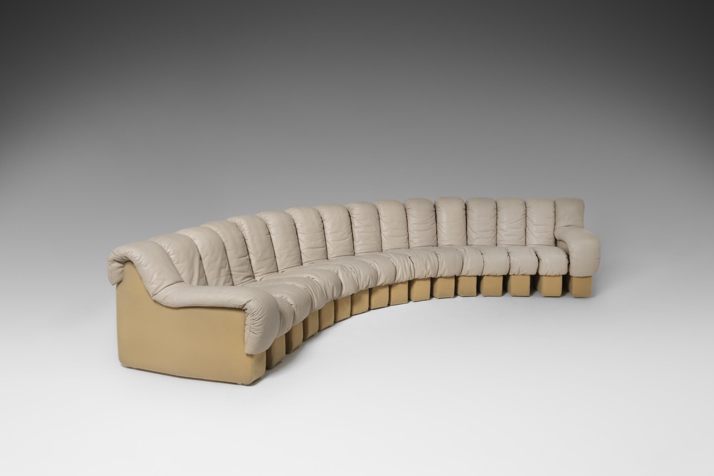 DS600 'Non Stop' sectional sofa by Ueli Bergere, Eleonora Peduzzi-Riva, Heinz Ulrich and Klaus Vogt for De Sede, Switzerland, 1972. The sofa contains 16 pieces with the original smooth beige / sand colored leather upholstery with a matching beige