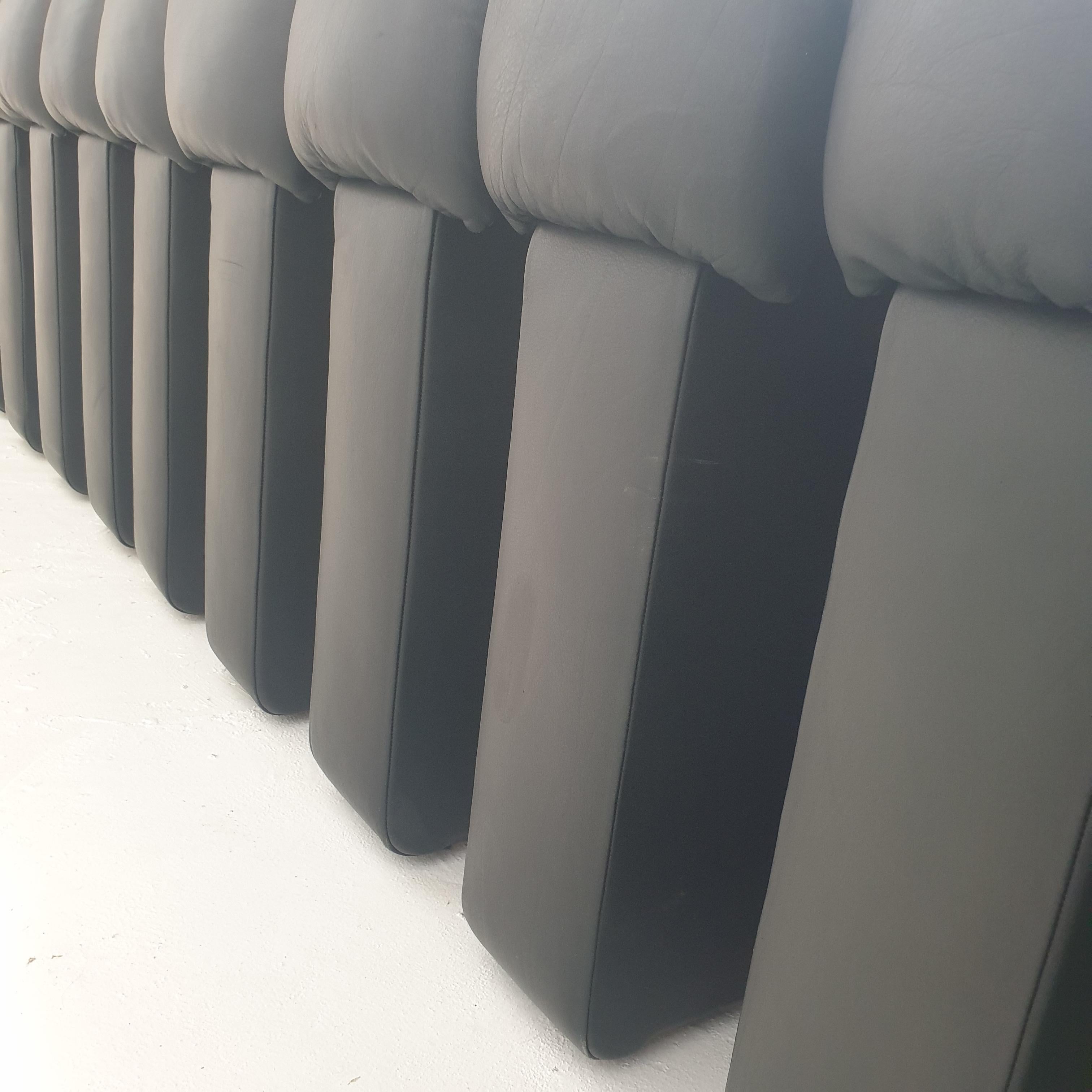 De Sede Ds-600 „ Non Stop“ Modulares Sofa in Schlangenform aus schwarzem Leder in Vollschwarzem Leder im Angebot 11