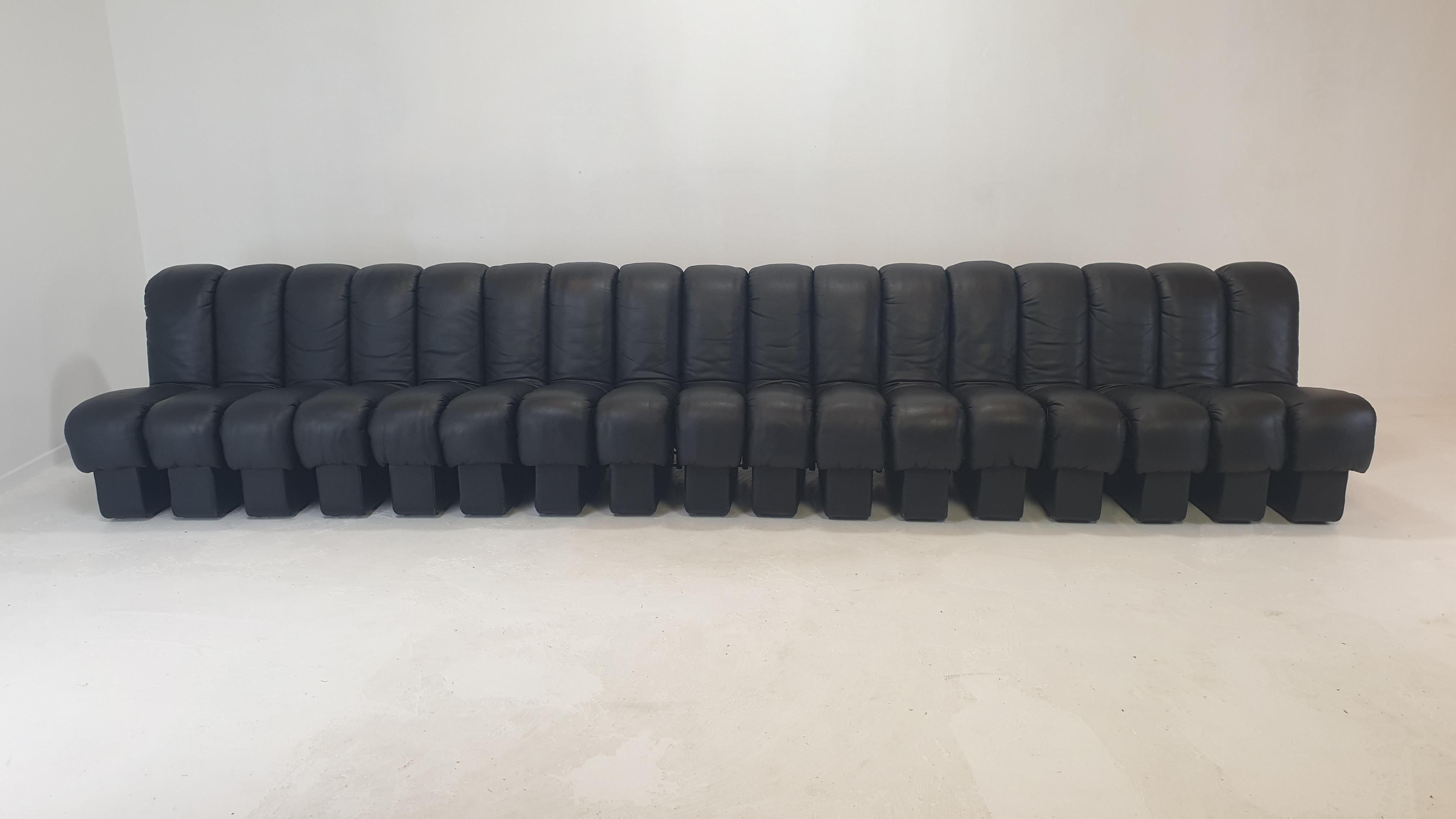 De Sede Ds-600 „ Non Stop“ Modulares Sofa in Schlangenform aus schwarzem Leder in Vollschwarzem Leder (Moderne) im Angebot