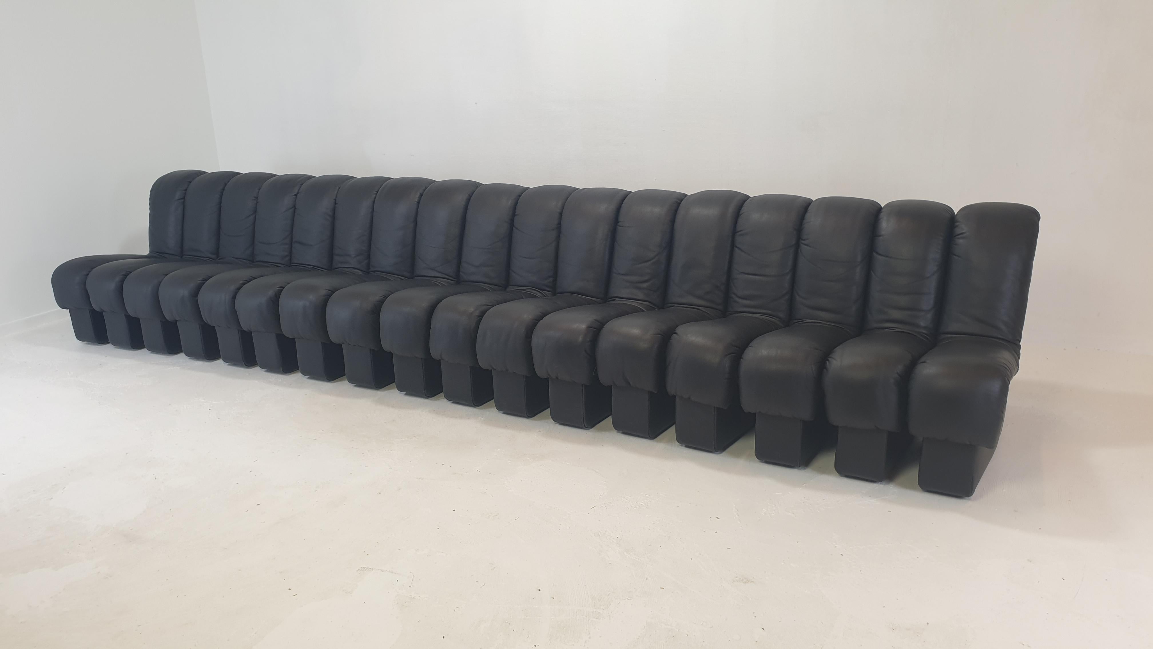 De Sede Ds-600 „ Non Stop“ Modulares Sofa in Schlangenform aus schwarzem Leder in Vollschwarzem Leder (Schweizerisch) im Angebot