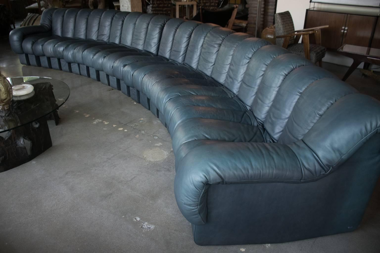 De Sede DS-600, Non-Stop Sofa, 21 Sections in Charcoal Blue Leather  In Excellent Condition In Austin, TX
