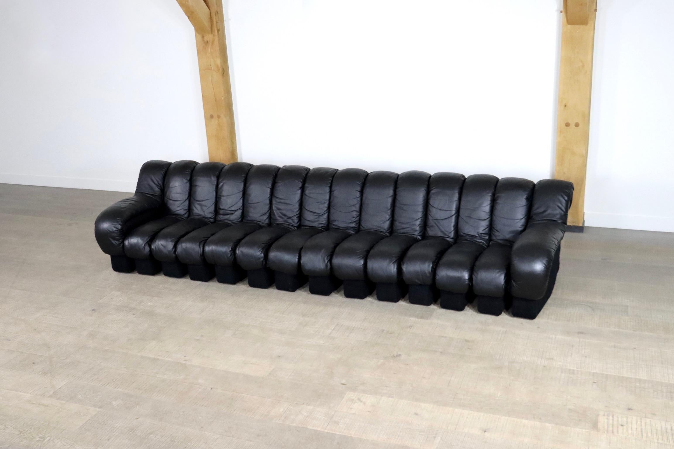 Incredible De Sede DS 600 “Non-Stop” sectional sofa by Heinz Ulrich, Ueli Berger and Eleonore Peduzzi-Riva. This nice black leather is used on the seating and bases are upholstered in felt. The sofa consist of 14 pieces, all of which hook and zip