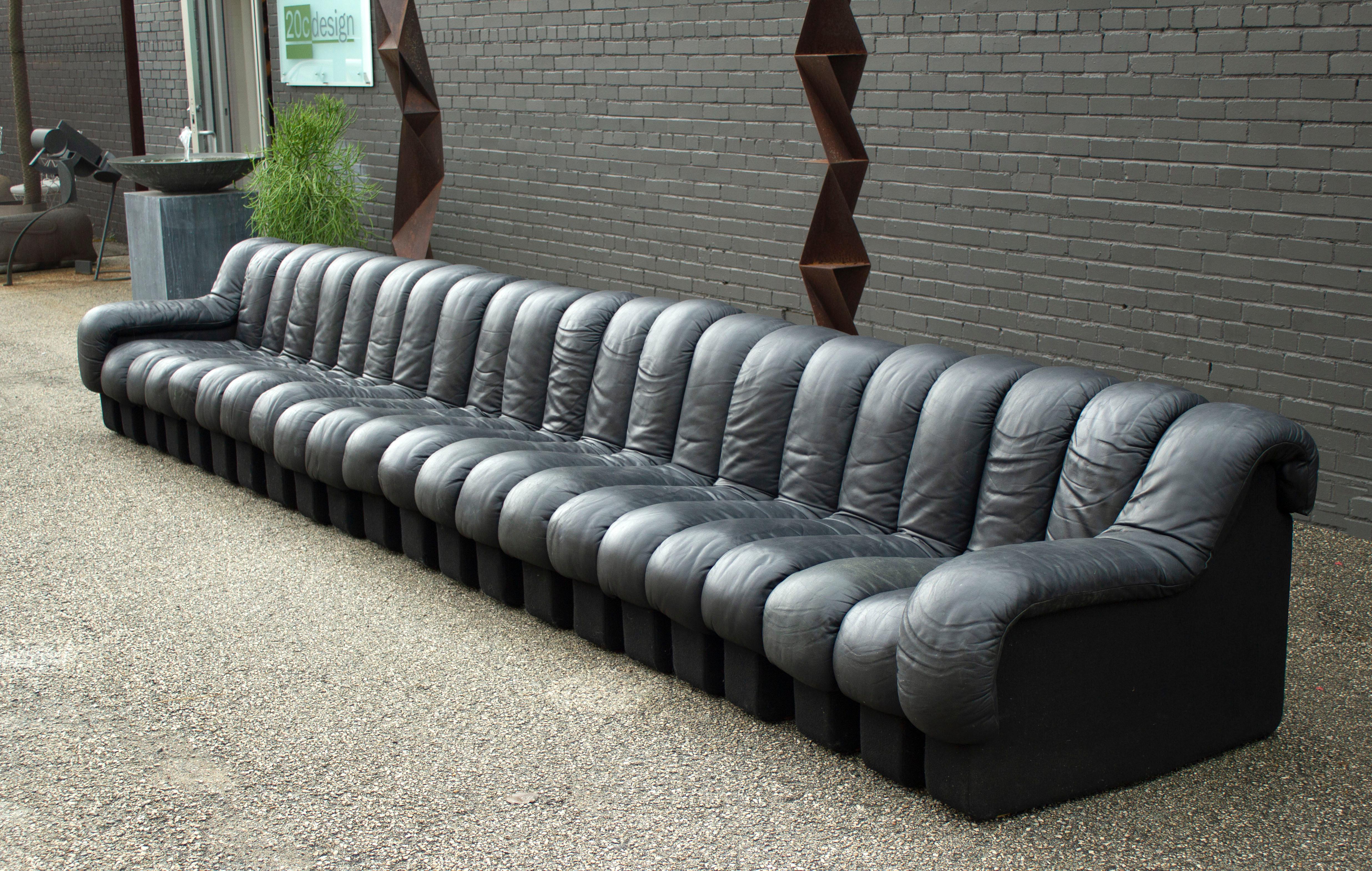De Sede DS-600 'Non-Stop' Tatzelwurm Sectional Sofa in Black Leather 22 Sections In Good Condition In Dallas, TX