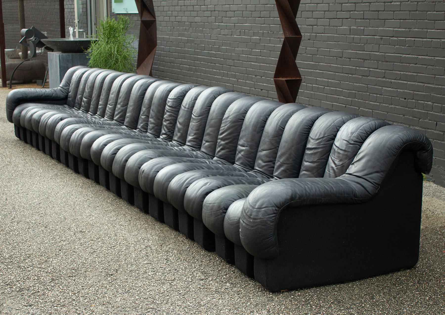 Late 20th Century De Sede DS-600 'Non-Stop' Tatzelwurm Sectional Sofa in Black Leather 22 Sections
