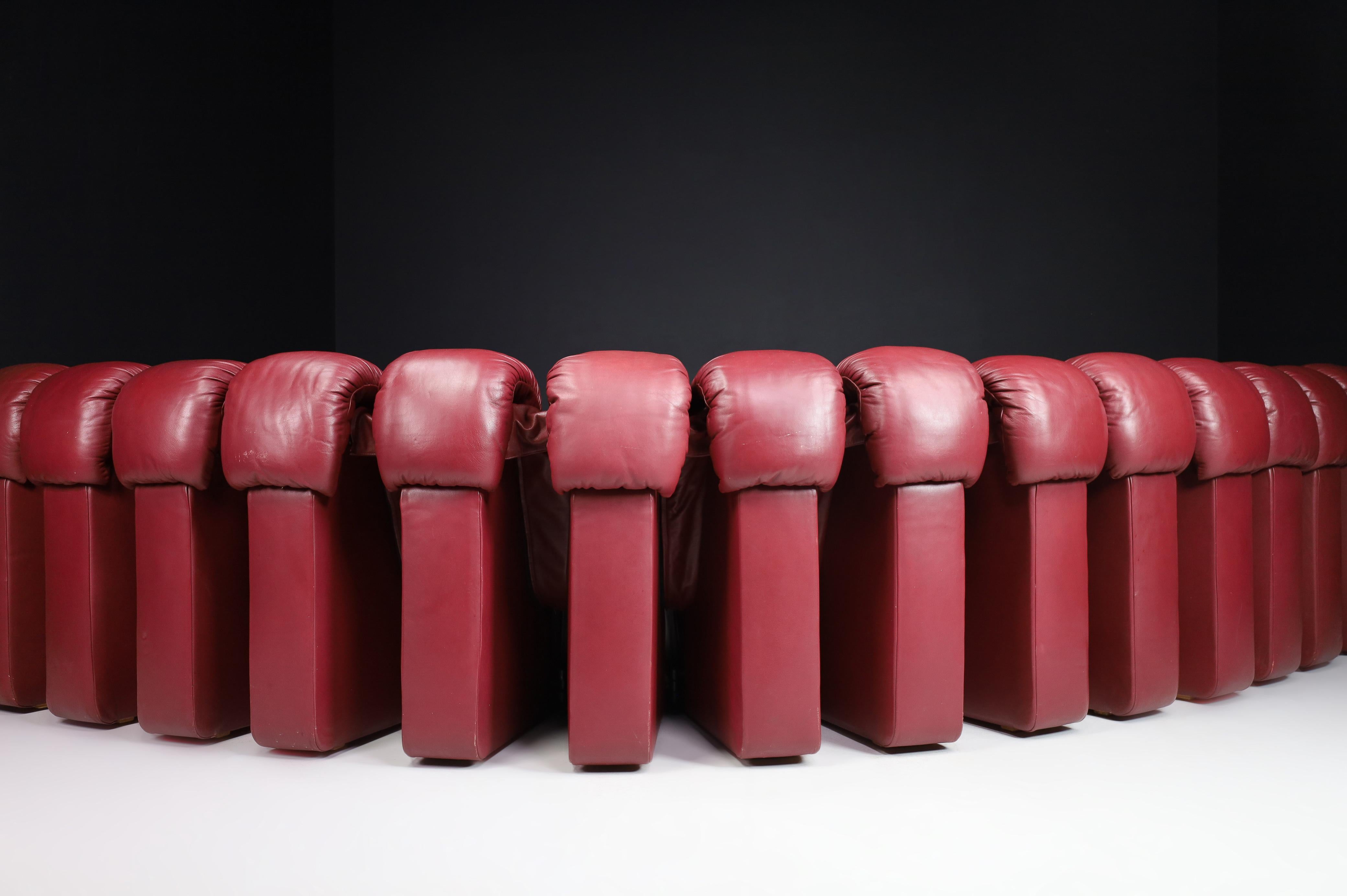 De Sede DS-600 'Snake' Sectional Sofa in Full Bordeaux Leather by Ueli Berger. For Sale 2