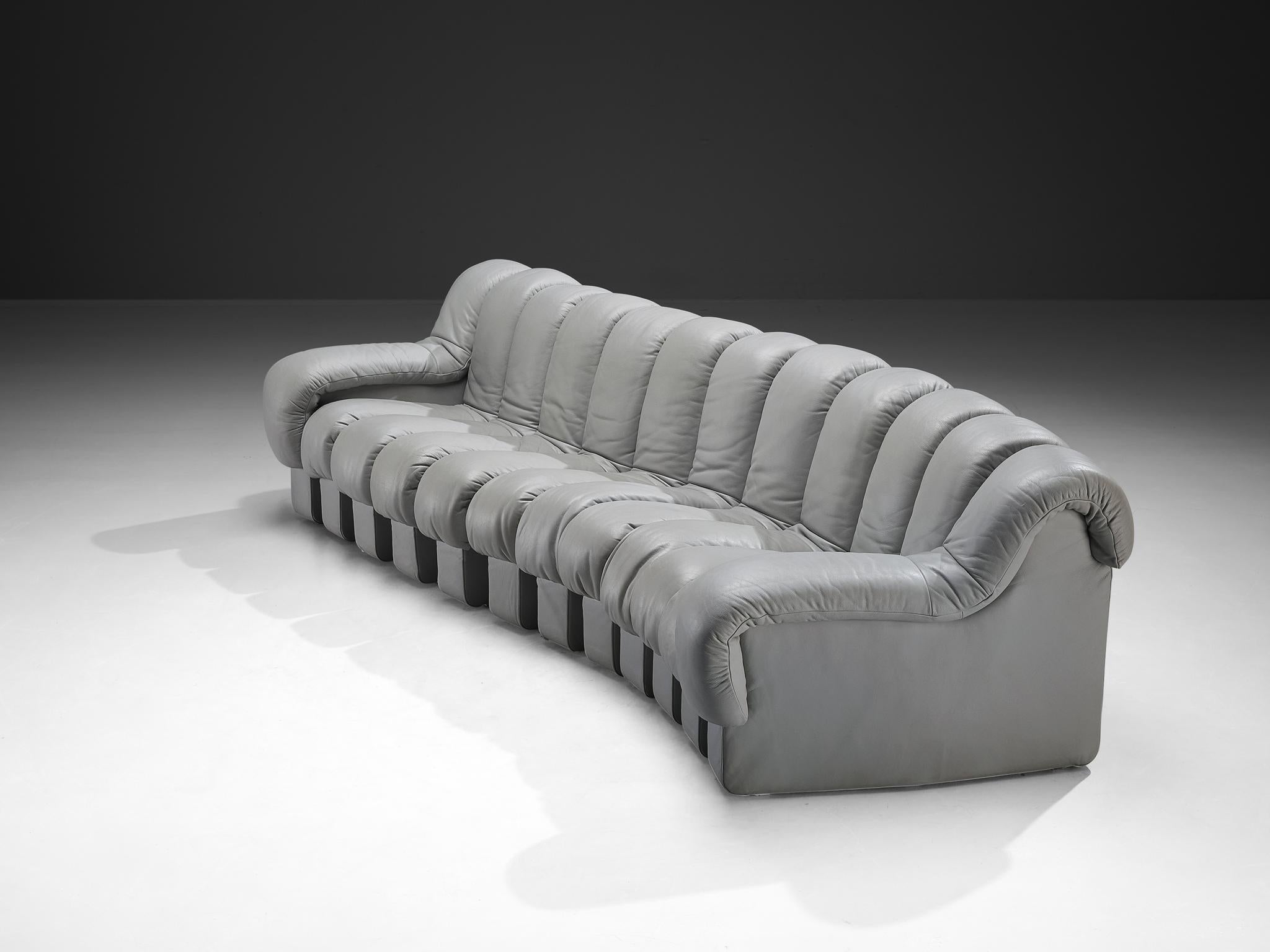 De Sede, Canapé sectionnel modèle 'Snake' DS-600, cuir, Suisse, 1972. 

Un design étonnant conçu par Ueli Berger, Elenora Peduzzi-Riva, Heinz Ulrich et Klaus Vogt pour De Sede, en Suisse. Ce canapé sectionnel modulaire 'Snake' de De Sede comprend