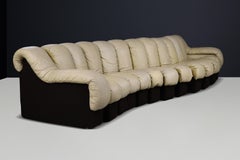 De Sede DS-600 Sofá seccional "Snake" de piel patinada color crema by Ueli Berger