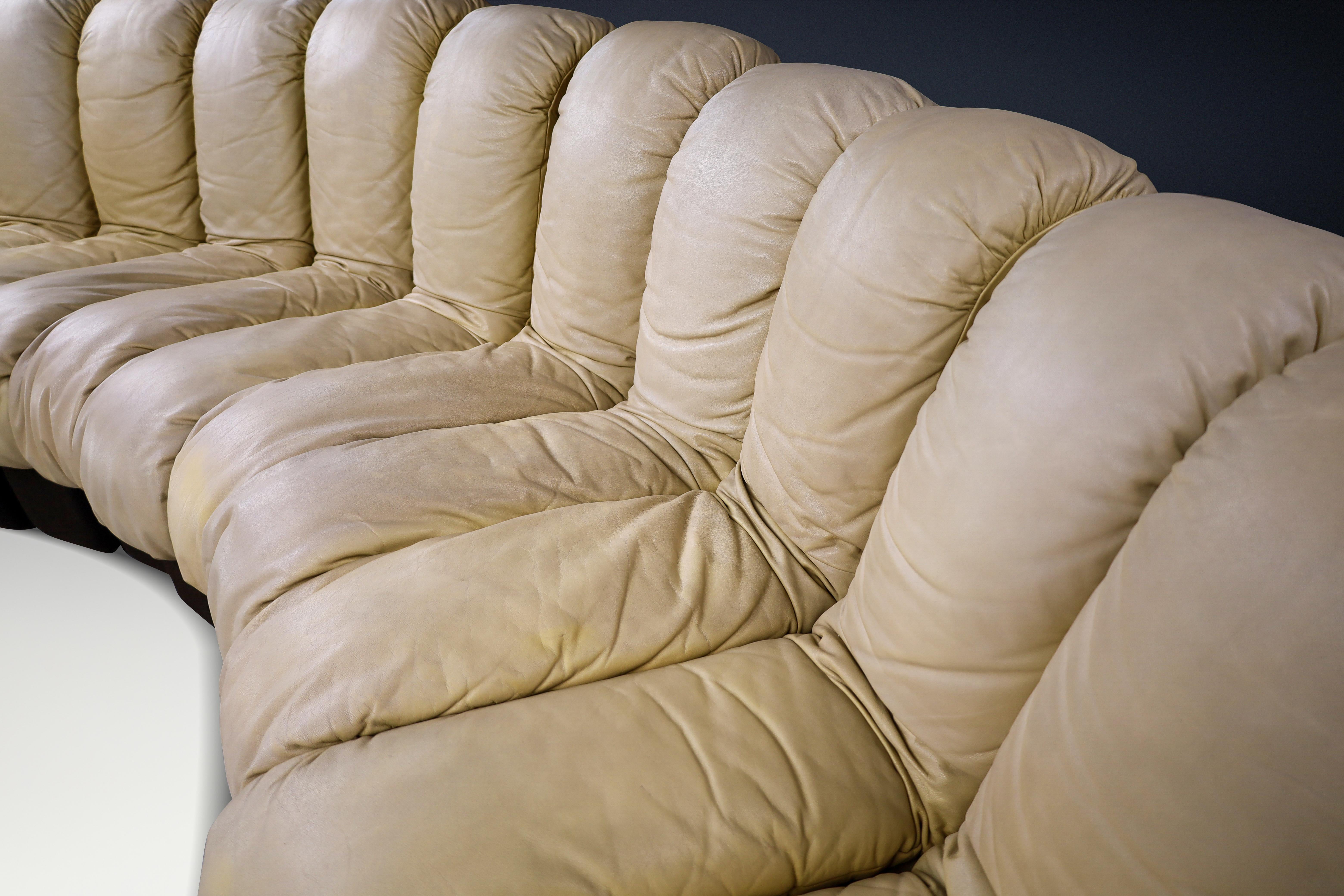 Mid-Century moderno Divano componibile De Sede DS-600 'Snake' in pelle patinata color crema di Ueli Berger in vendita