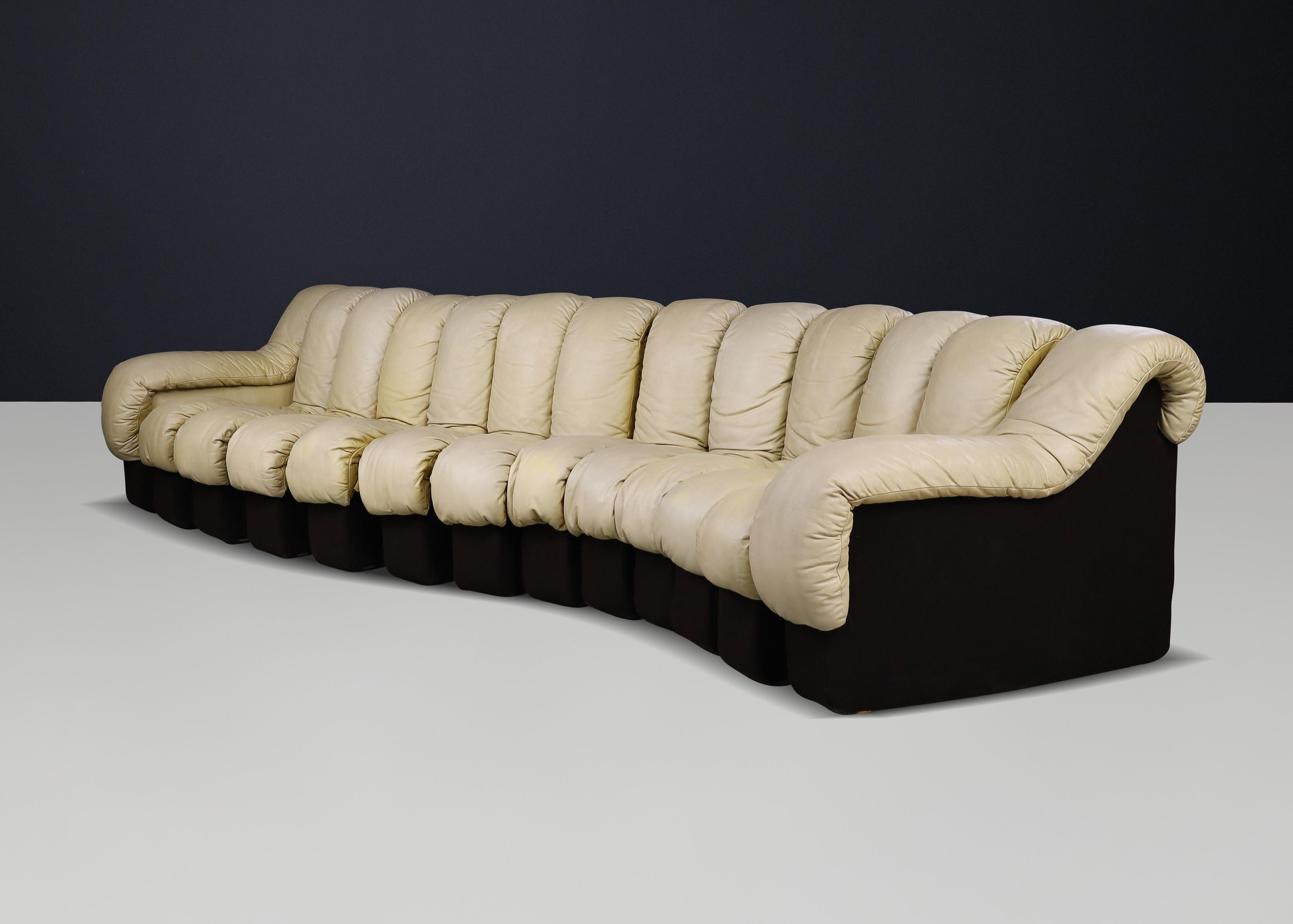 Divano componibile De Sede DS-600 'Snake' in pelle patinata color crema di Ueli Berger In condizioni discrete in vendita a Almelo, NL