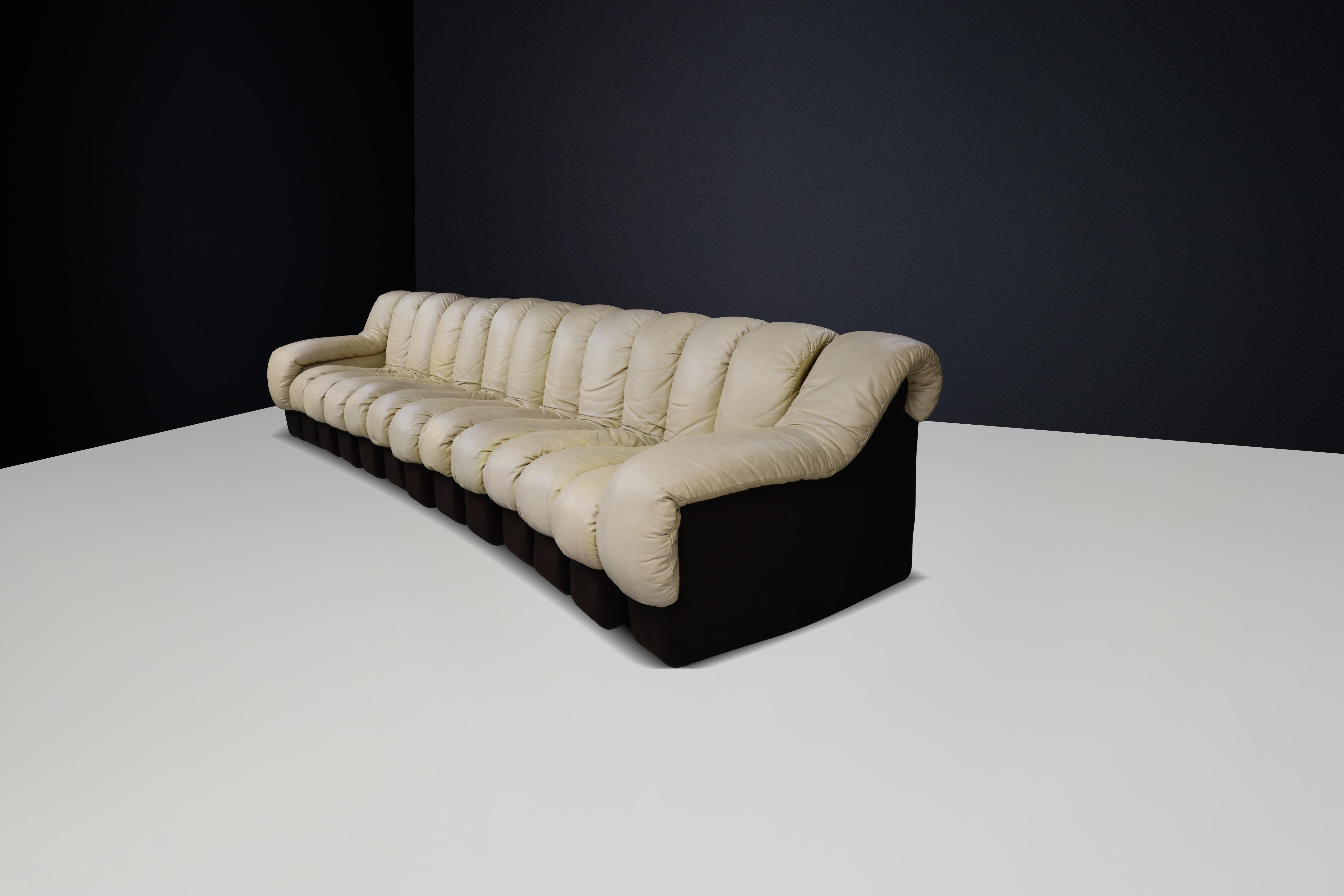 XX secolo Divano componibile De Sede DS-600 'Snake' in pelle patinata color crema di Ueli Berger in vendita