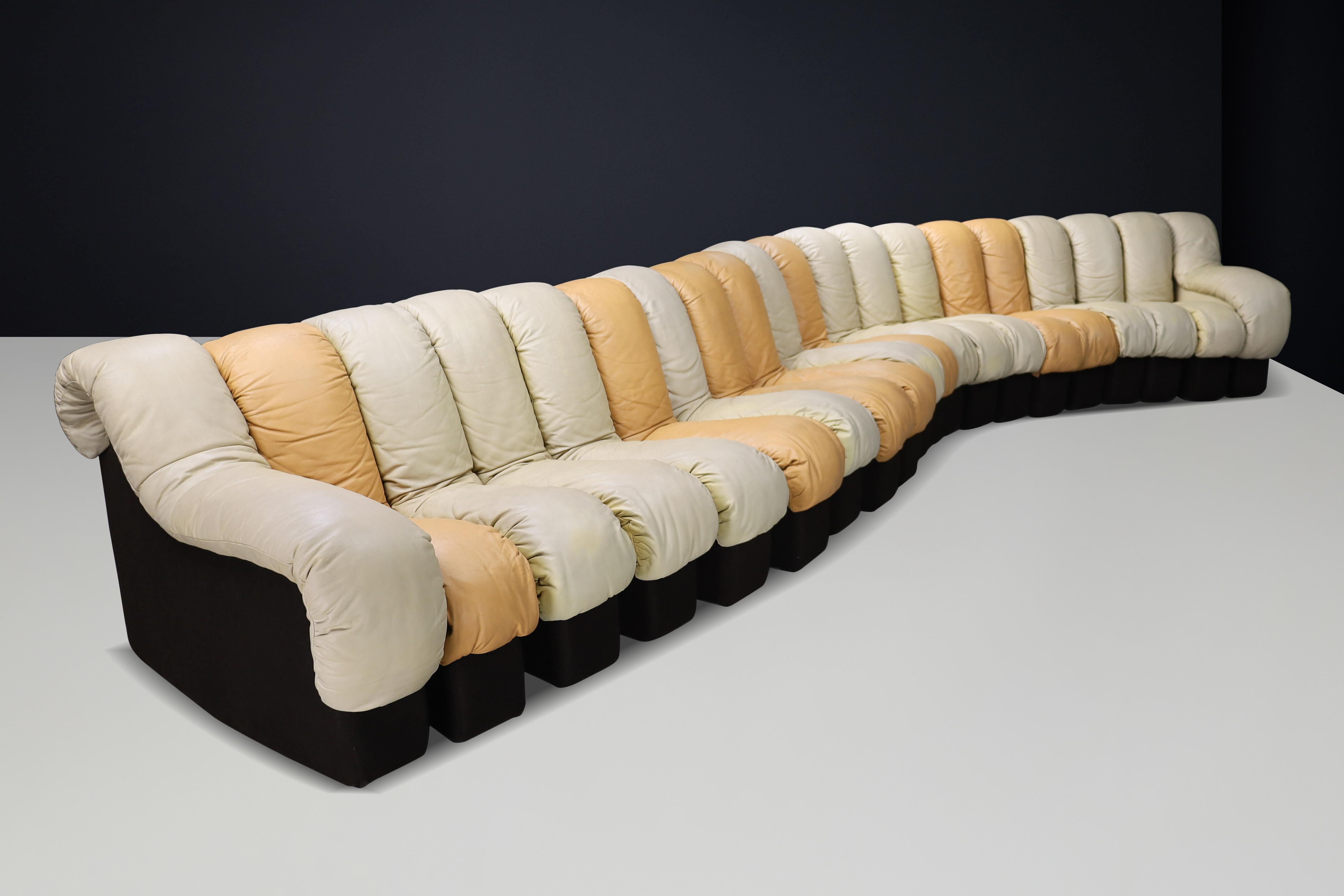 Divano componibile De Sede DS-600 'Snake' in pelle patinata color crema-cognac di Ueli Berger, Svizzera, 1972.

Il divano componibile De Sede DS-600 'Snake' è un pezzo moderno di metà secolo realizzato in Svizzera con pelle di alta qualità.
