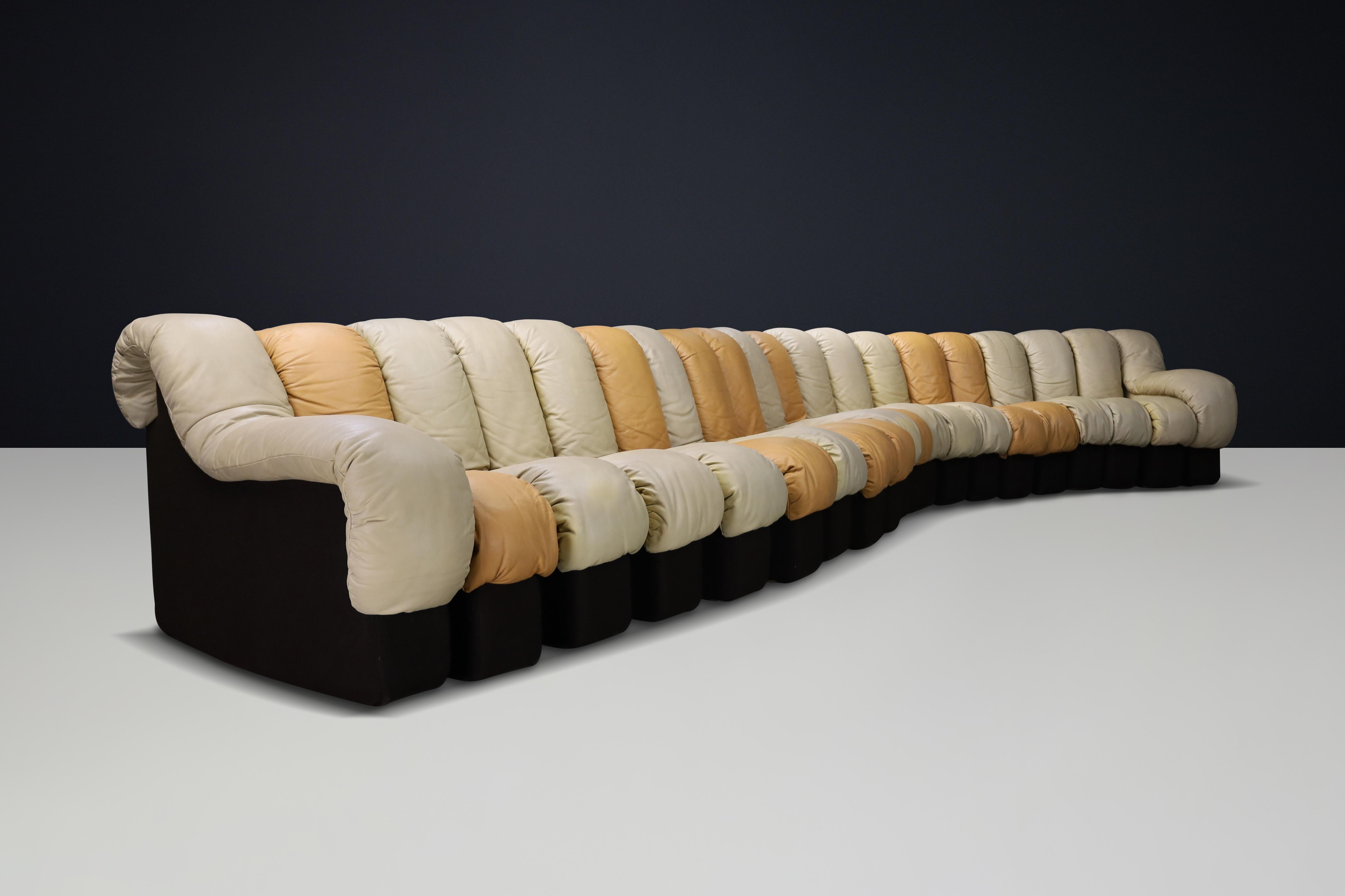 Mid-Century moderno Divano componibile De Sede DS-600 'Snake' in pelle patinata color crema-cognac. in vendita
