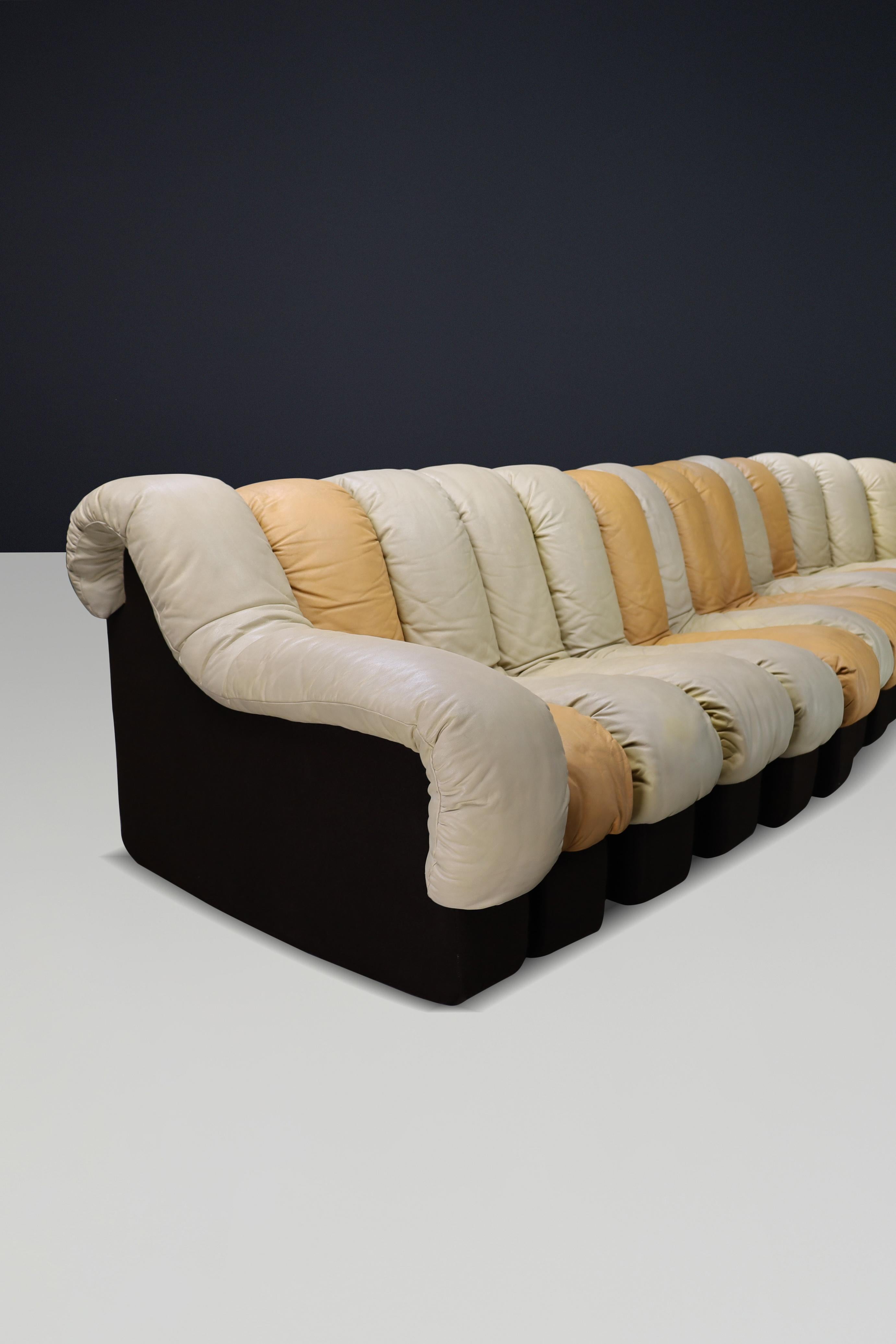 Divano componibile De Sede DS-600 'Snake' in pelle patinata color crema-cognac. in vendita 1