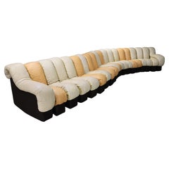 Canapé sectionnel 'Snake' DS-600 de De Sede en cuir crémeux et cognac patiné.