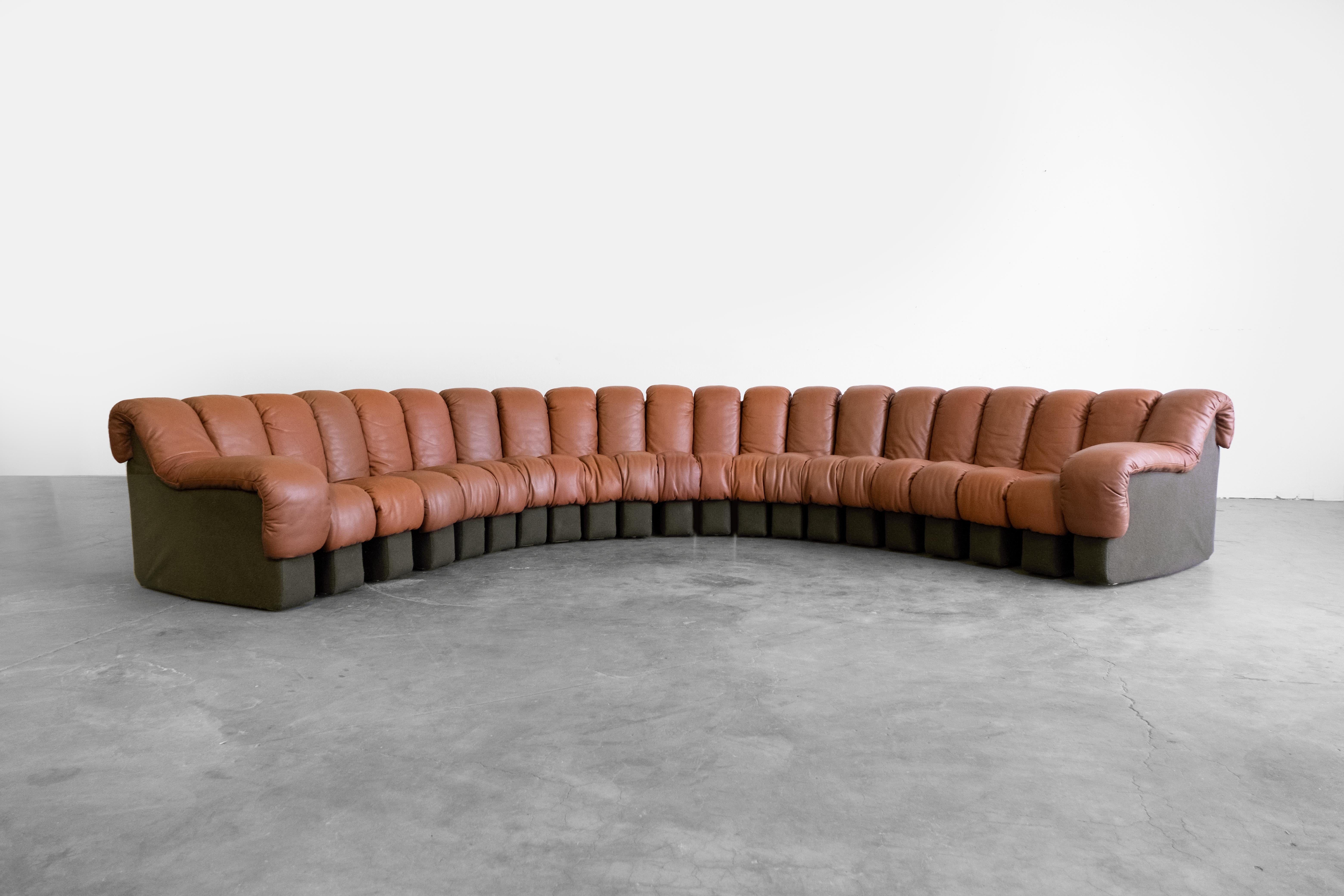 This De Sede DS-600 'Snake' Sofa encompasses 21 individual zipping and locking segments including 2 arm pieces. The zip and locking segments allow for numerous shapes and setups. Great vintage condition. 

Designed by Ueli Berger, Elenora