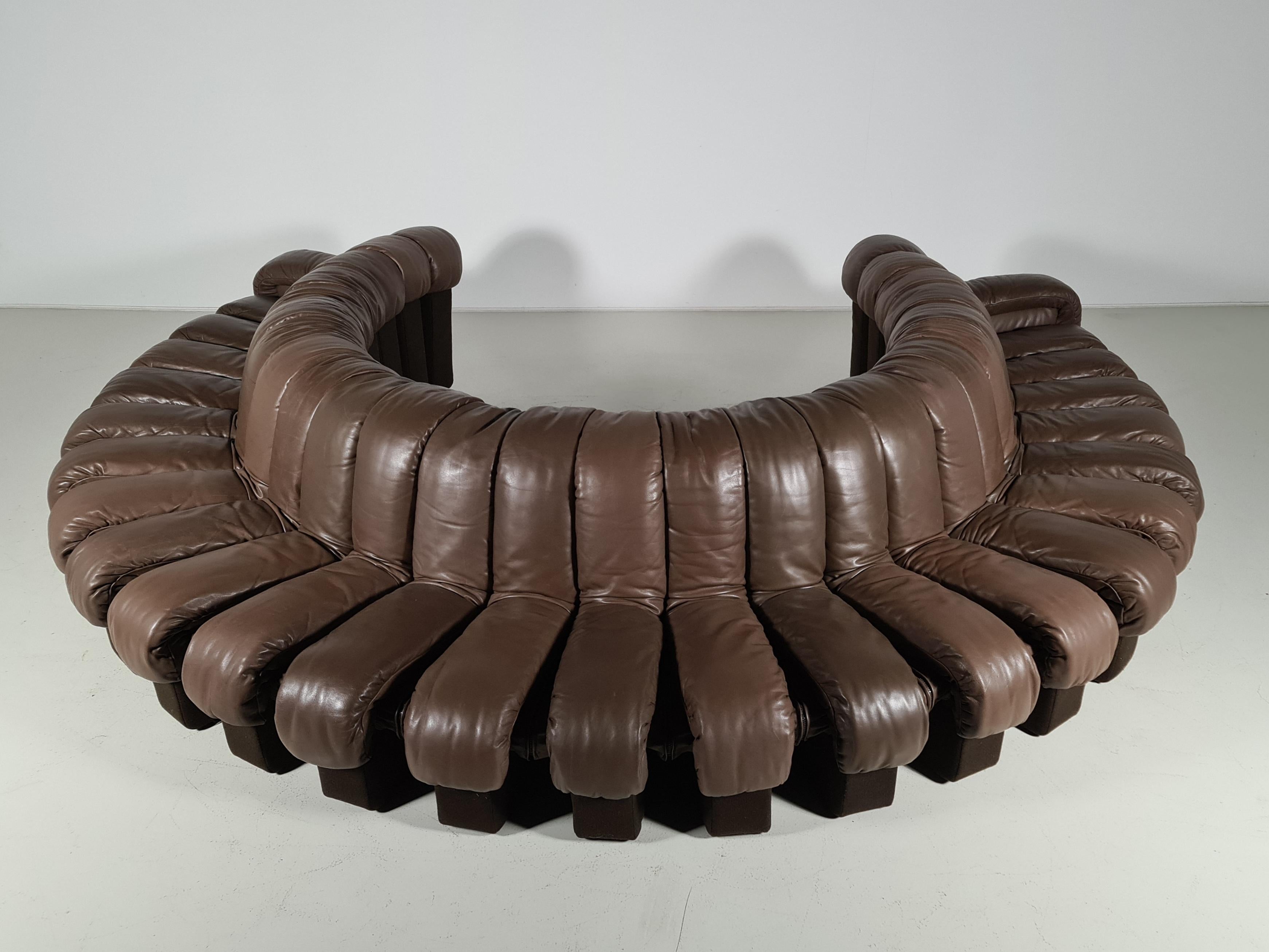 De Sede DS 600 “Non-Stop” sectional leather sofa by Heinz Ulrich, Ueli Berger and Elenora Peduzzi-Riva from the 1970s. Original brown leather seating with brown felt bases. 28 pieces, all of which hook and zip together. You can make 2 sofas of 14