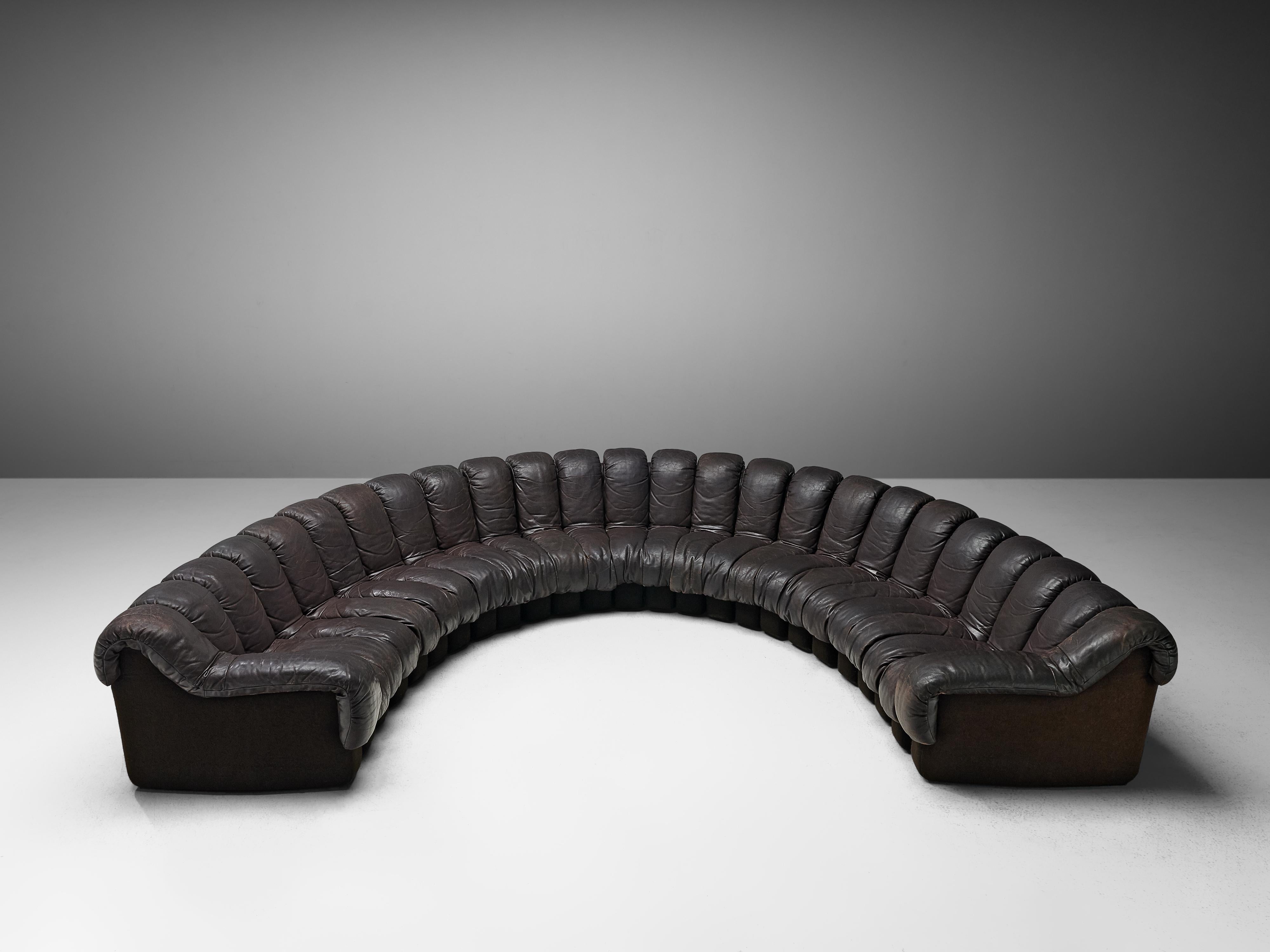 De Sede ‘Snake’ DS-600, dark brown leather, fabric, Switzerland, 1972

A design by Ueli Berger, Elenora Peduzzi-Riva, Heinz Ulrich and Klaus Vogt for DeSede, Switzerland. De Sede 'Non Stop' sectional sofa containing twentythree seating pieces and