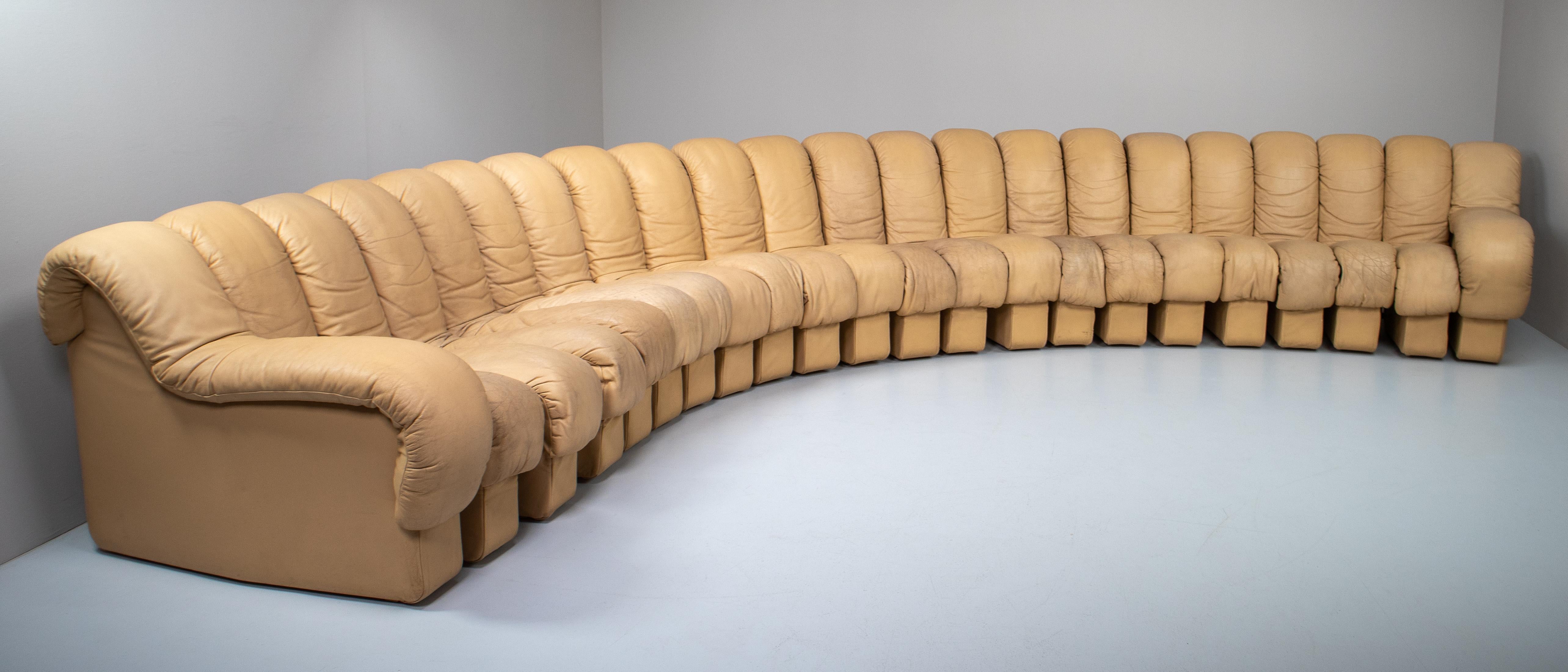 De Sede DS 600 Snake Sofa in Full Creme Leather by Ueli Berger Switzerland 1972 In Good Condition In Almelo, NL