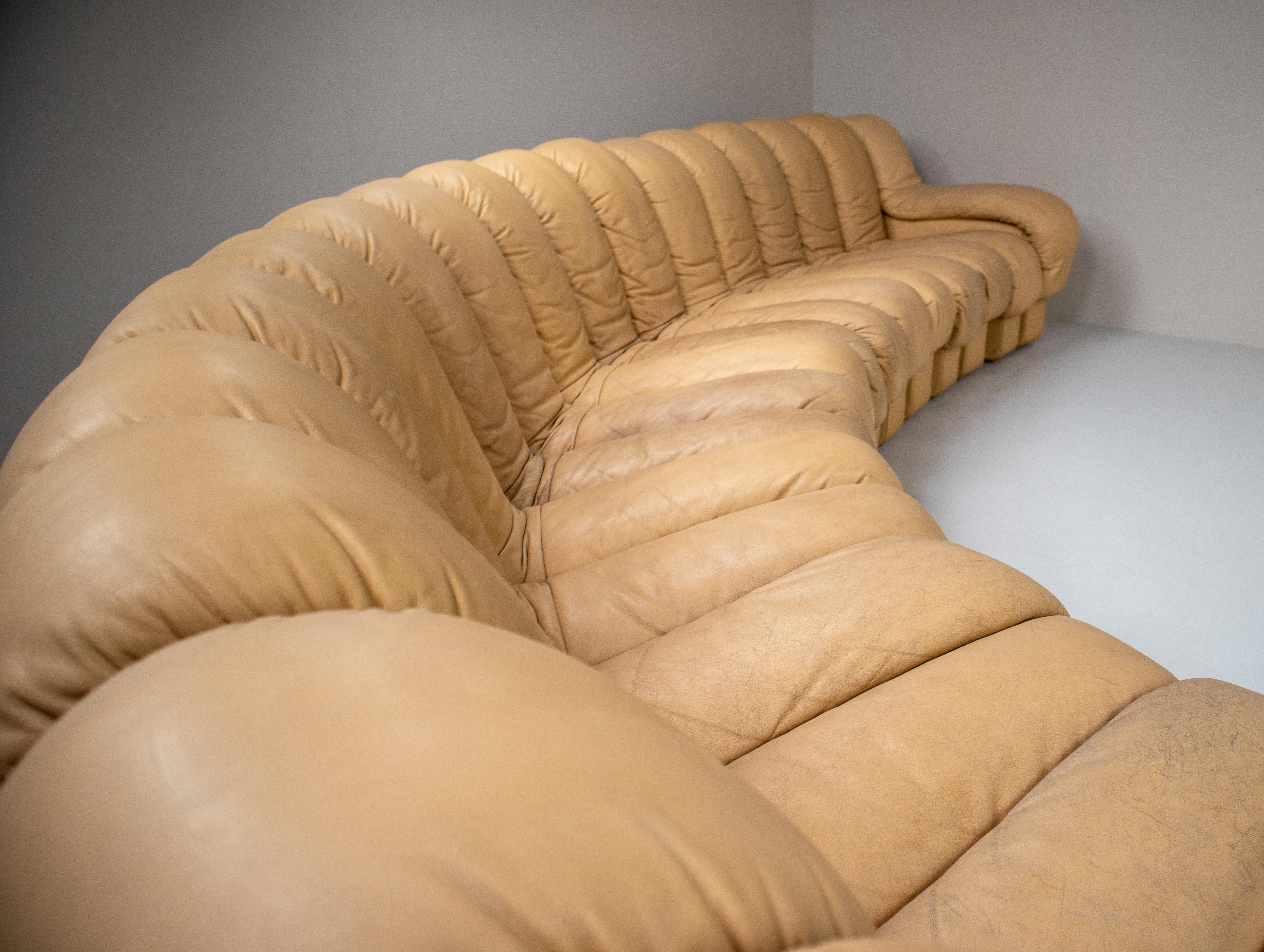 Late 20th Century De Sede DS 600 Snake Sofa in Full Creme Leather by Ueli Berger Switzerland 1972