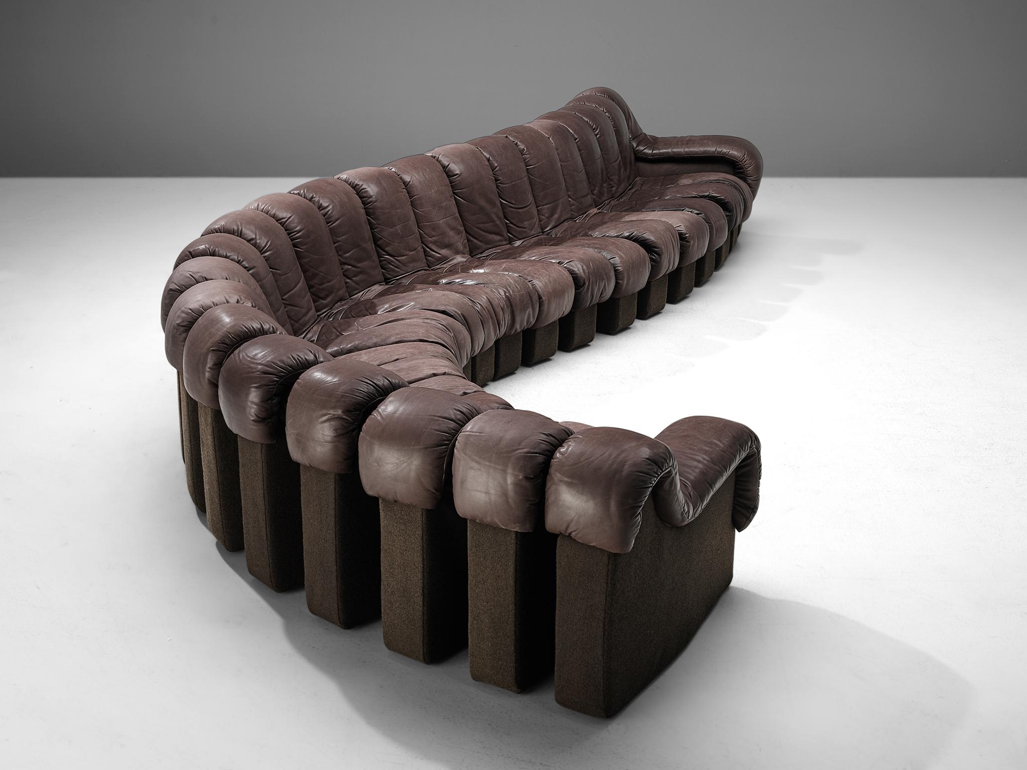 De Sede ‘Snake’ DS-600, brown leather, Switzerland, 1972.

De Sede 'Non Stop' sectional sofa containing twenty seating pieces and two armrests in brown leather. Any number of pieces can be zipped together ensuring an endless shape suitable for
