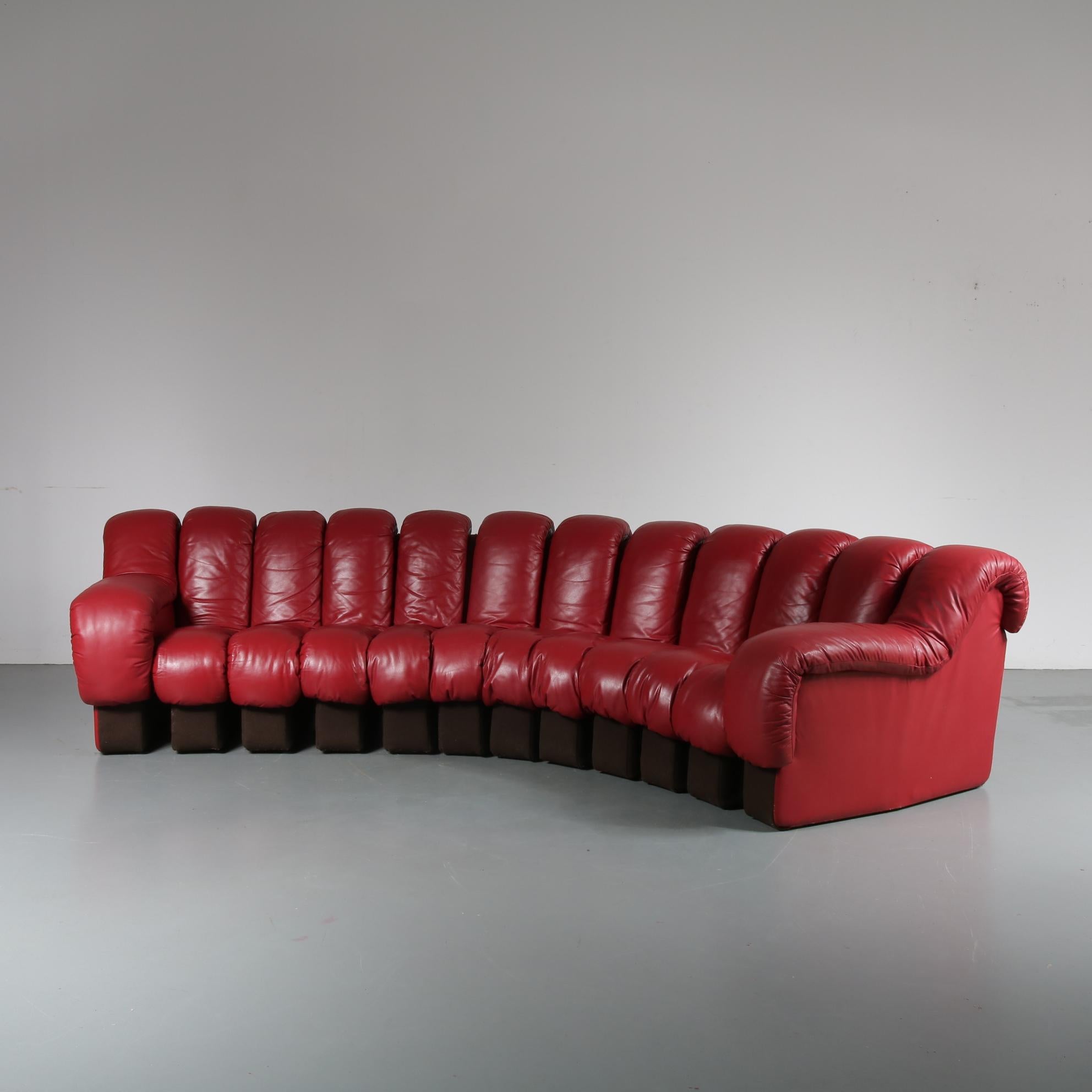 An impressive DS-600 modular sectional sofa, manufactured by De Sede in Switzerland, circa 1960.

Made of high quality, eye-catching deep red leather with brown fabric base. This combination of materials creates a very luxurious and highly